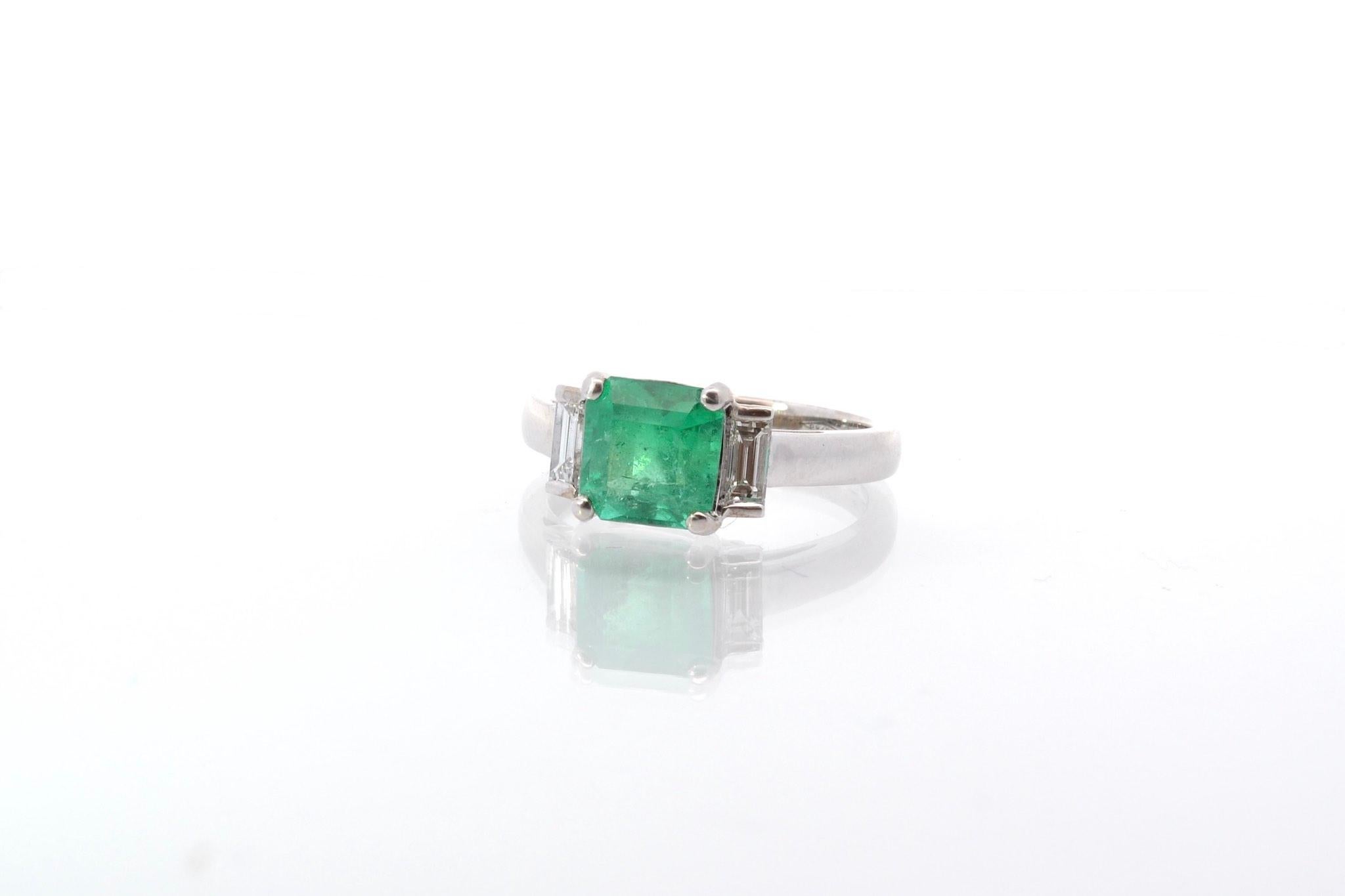 Emerald and baguettes diamonds ring in 18k gold In Good Condition In PARIS, FR