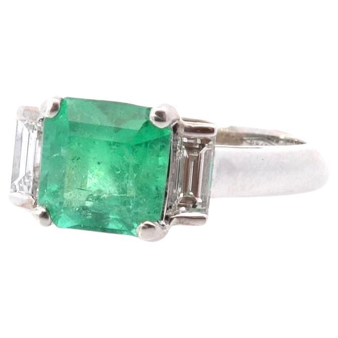 Emerald and baguettes diamonds ring in 18k gold