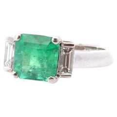 Emerald and baguettes diamonds ring in 18k gold