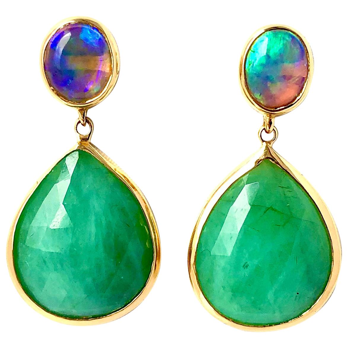 Boucles d'oreilles en goutte en or 18 carats avec émeraude et opale noire