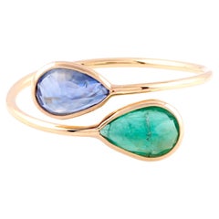 Birnenförmiger Ring mit Smaragd und blauem Saphir aus 18 Karat Gelbgold