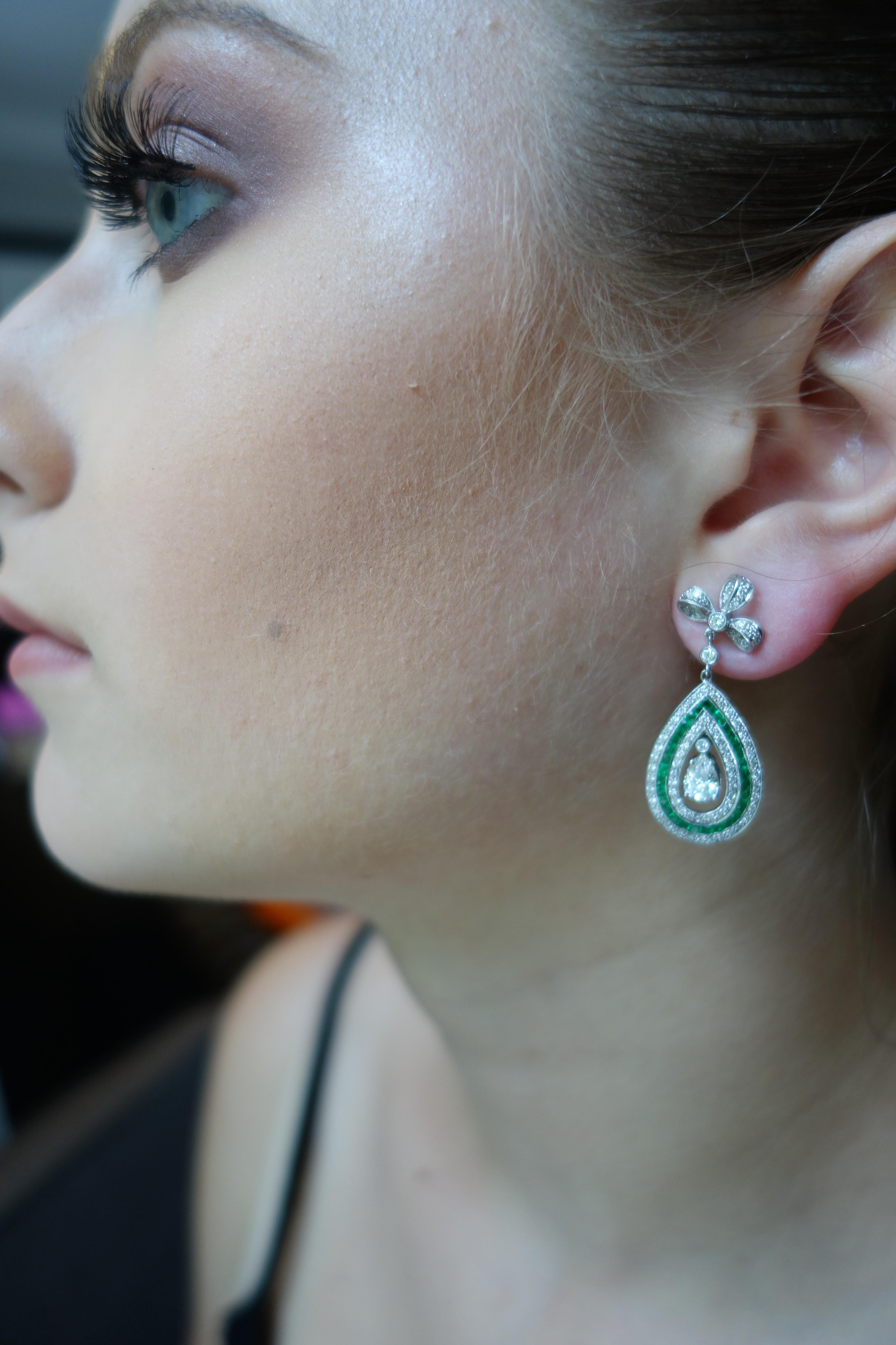 Emerald and Diamond 1.03 Carat White Gold 18 Karat Dangle Earrings In New Condition For Sale In Wiesbaden, DE