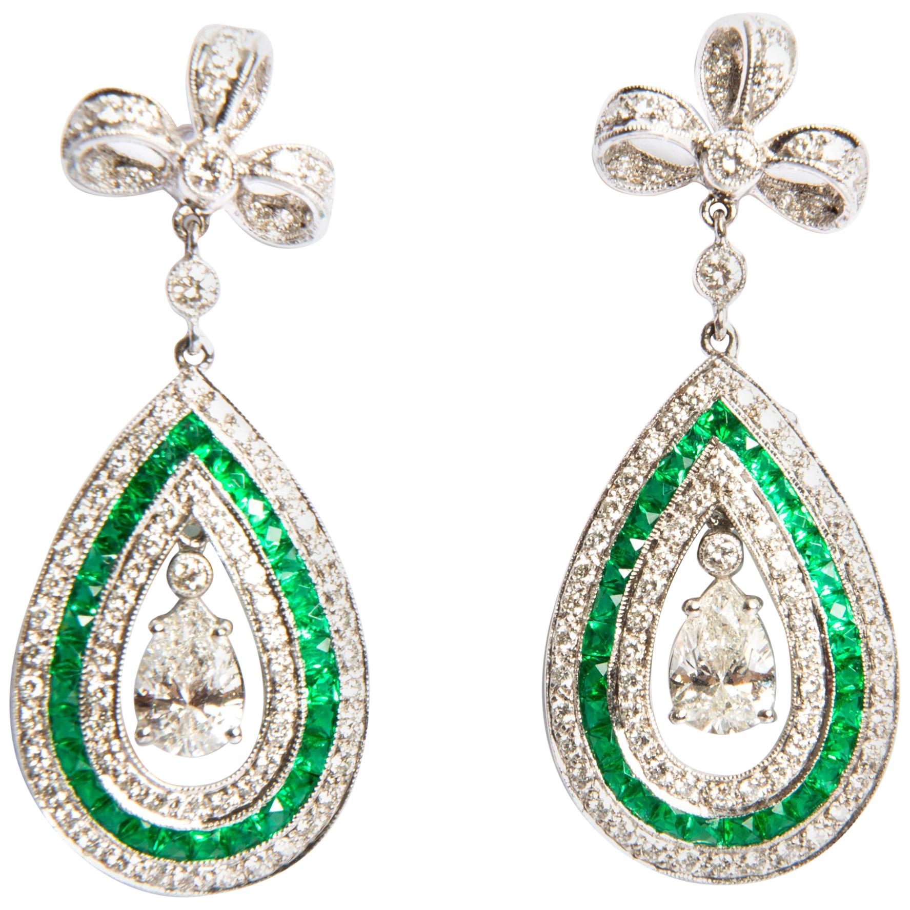 Emerald and Diamond 1.03 Carat White Gold 18 Karat Dangle Earrings For Sale