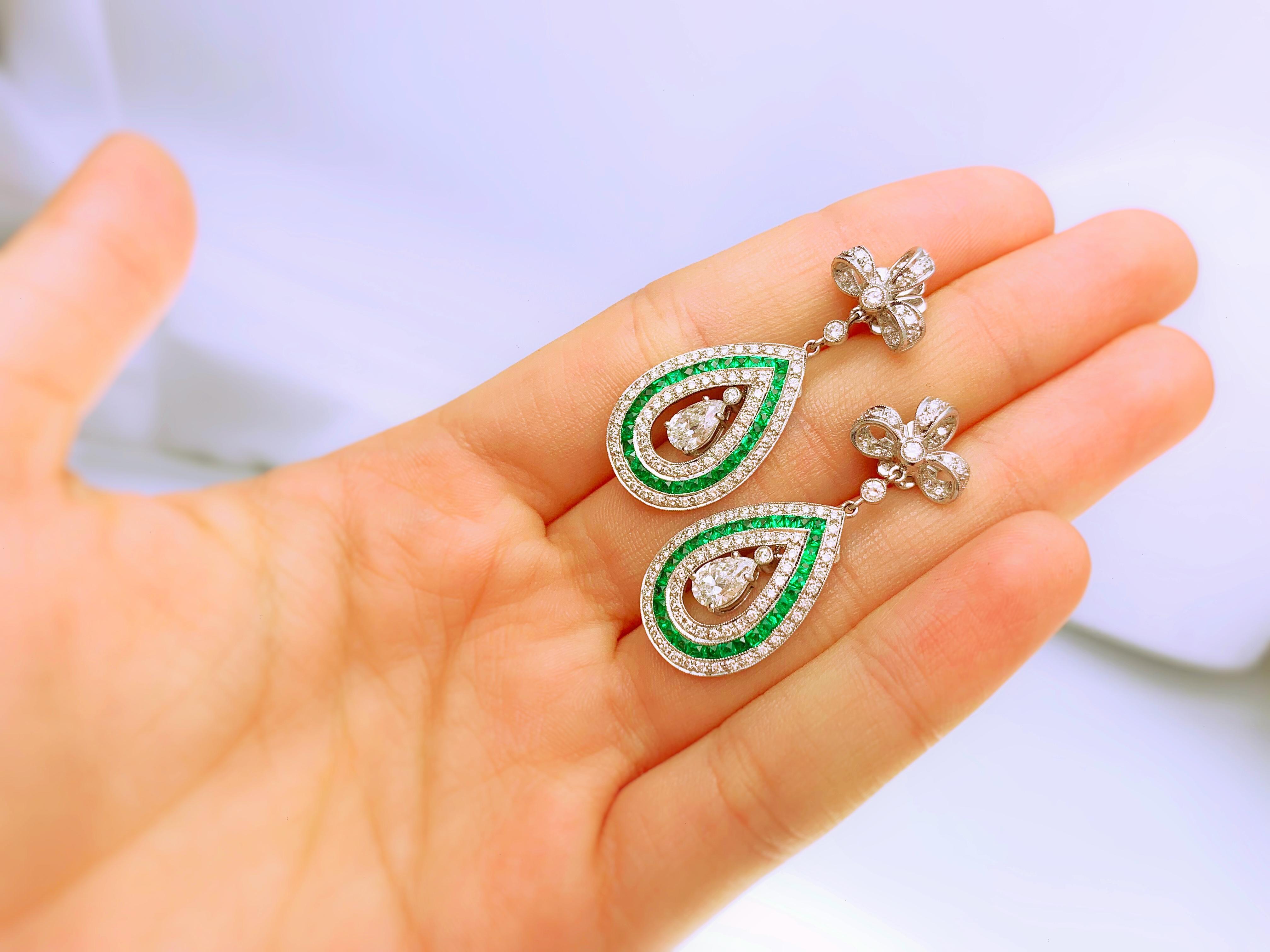Women's Emerald and Diamond 1.03 Carat White Gold 18 Karat Dangle Earrings For Sale