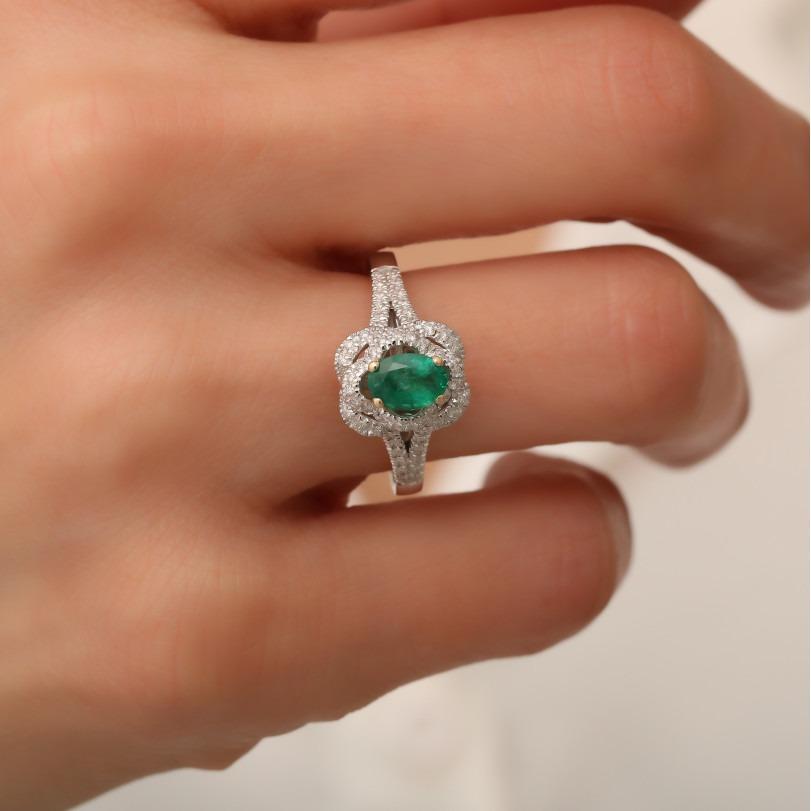 Product Details :

• Made to Order

• Gold Kt: 14kt

• Available Gold Colors: Rose Gold, Yellow Gold, White Gold

• 0.42ct Natural Round Cut  Diamond

• 0.75ct Natural Emerald

• Diamond Color-Clarity: F-G Color VS/SI Clarity

• Comes with Jewelry