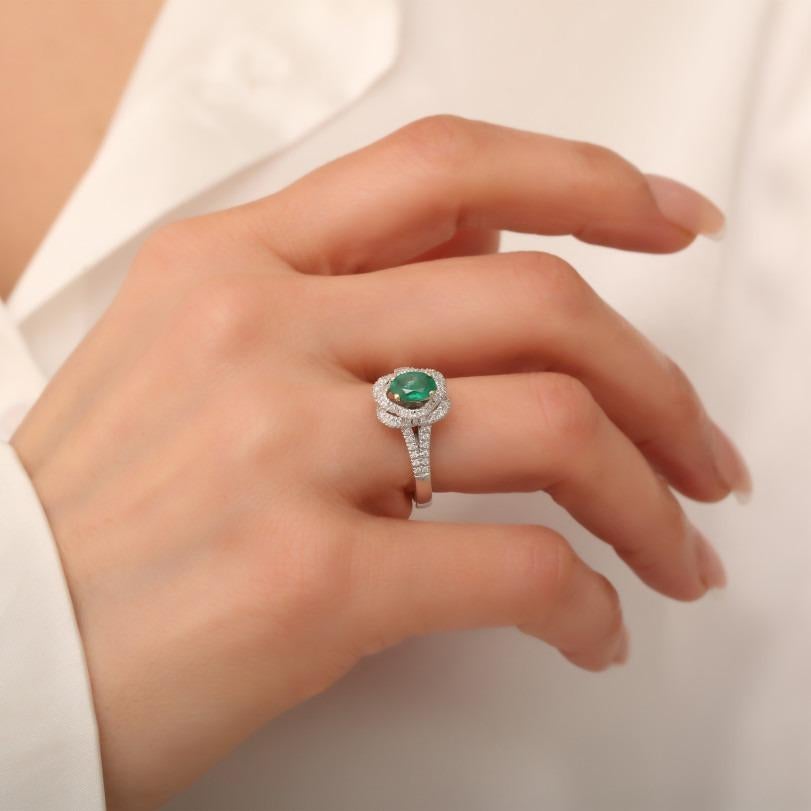 Round Cut Emerald And Diamond 1.17ct Ring For Sale