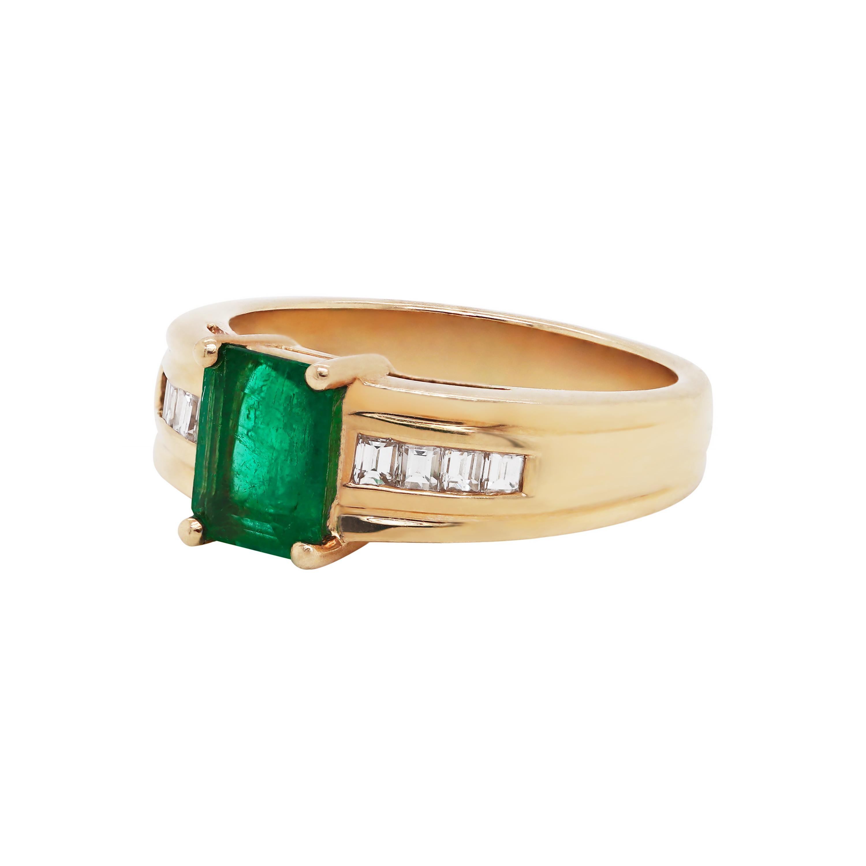 14 Karat Gelbgold Ring mit Smaragd und Diamant (Moderne) im Angebot