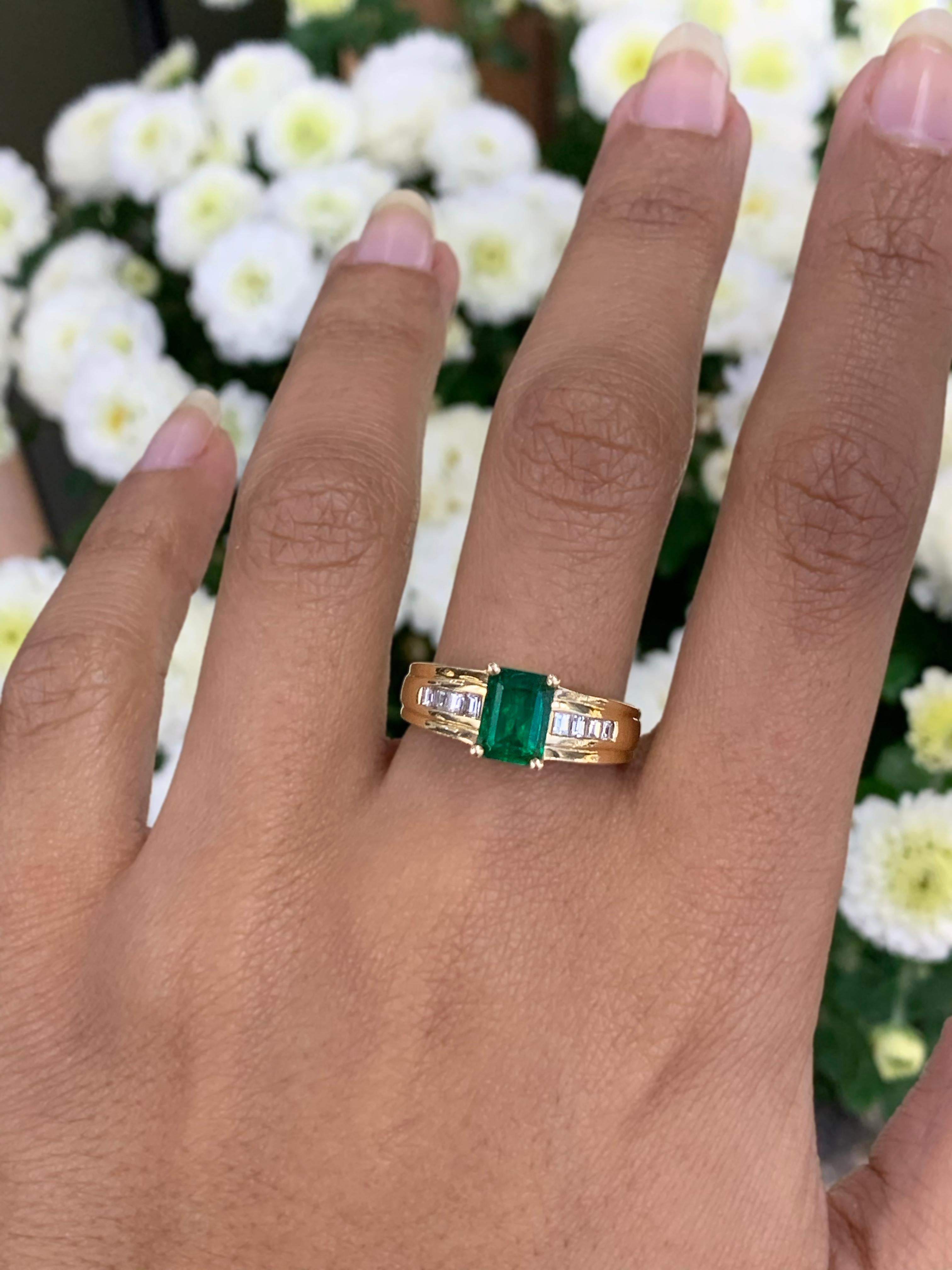 Emerald and Diamond 14 Carat Yellow Gold Ring In Excellent Condition For Sale In London, GB