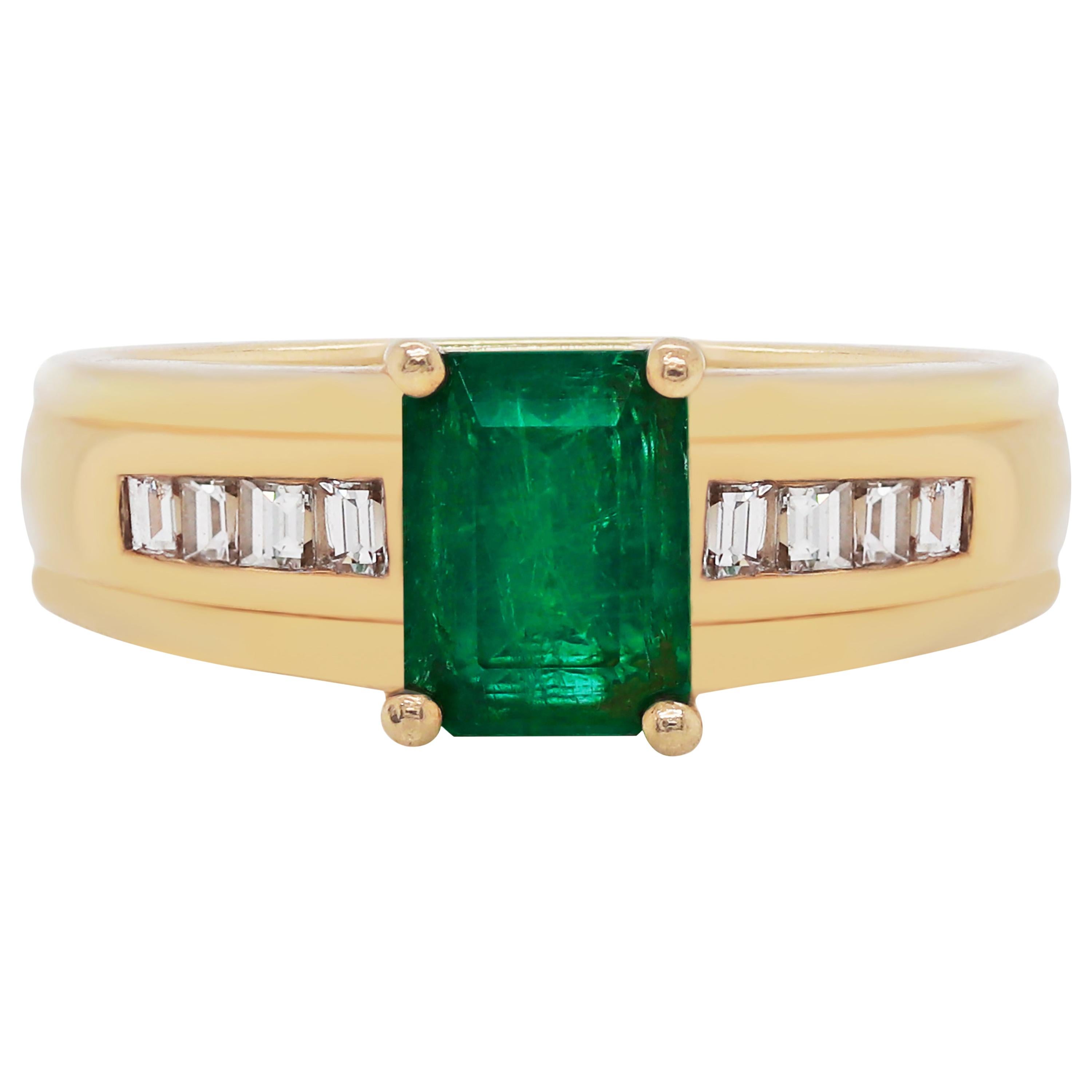 14 Karat Gelbgold Ring mit Smaragd und Diamant im Angebot
