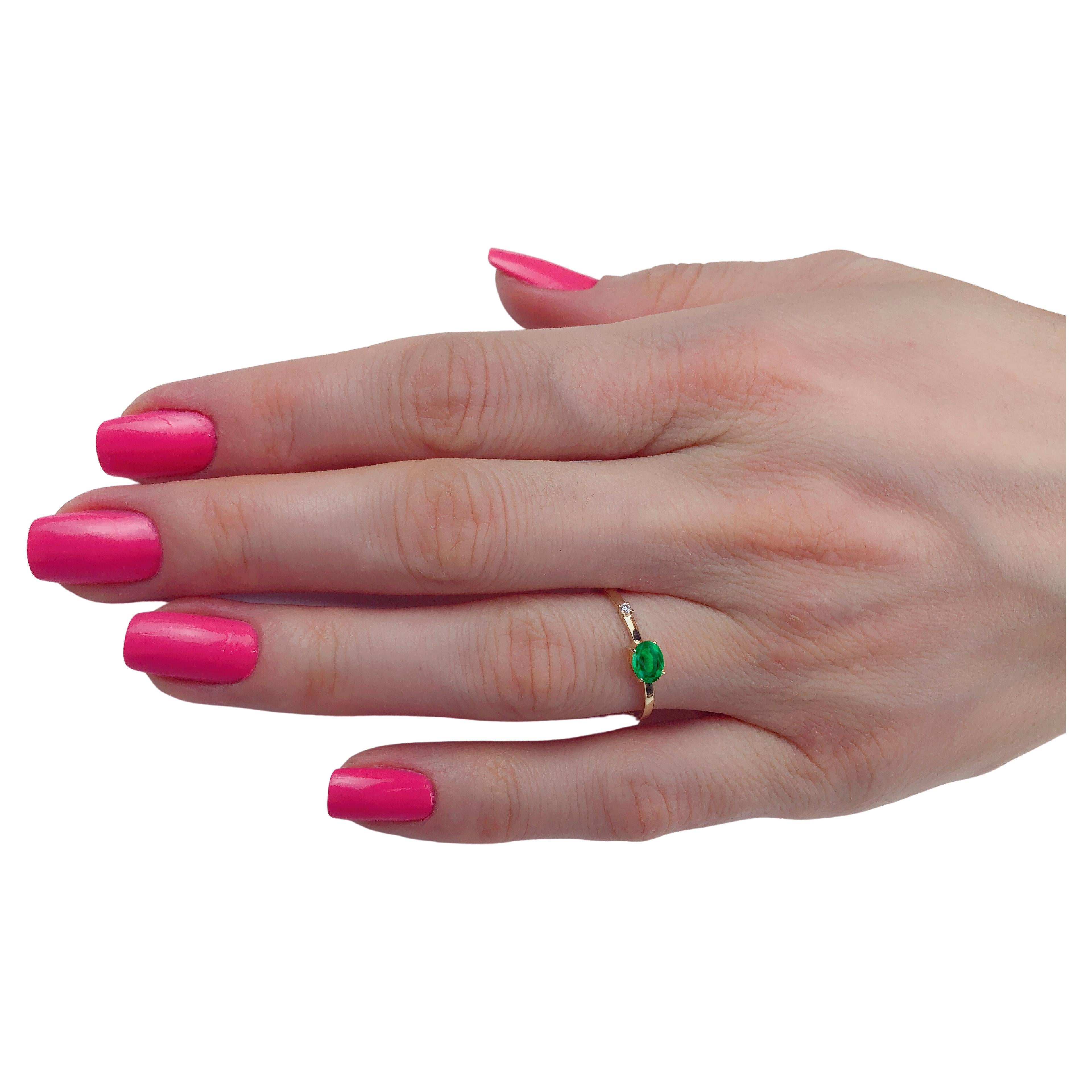 En venta: Anillo de oro de 14k con esmeralda y diamantes. Anillo de esmeralda minimalista