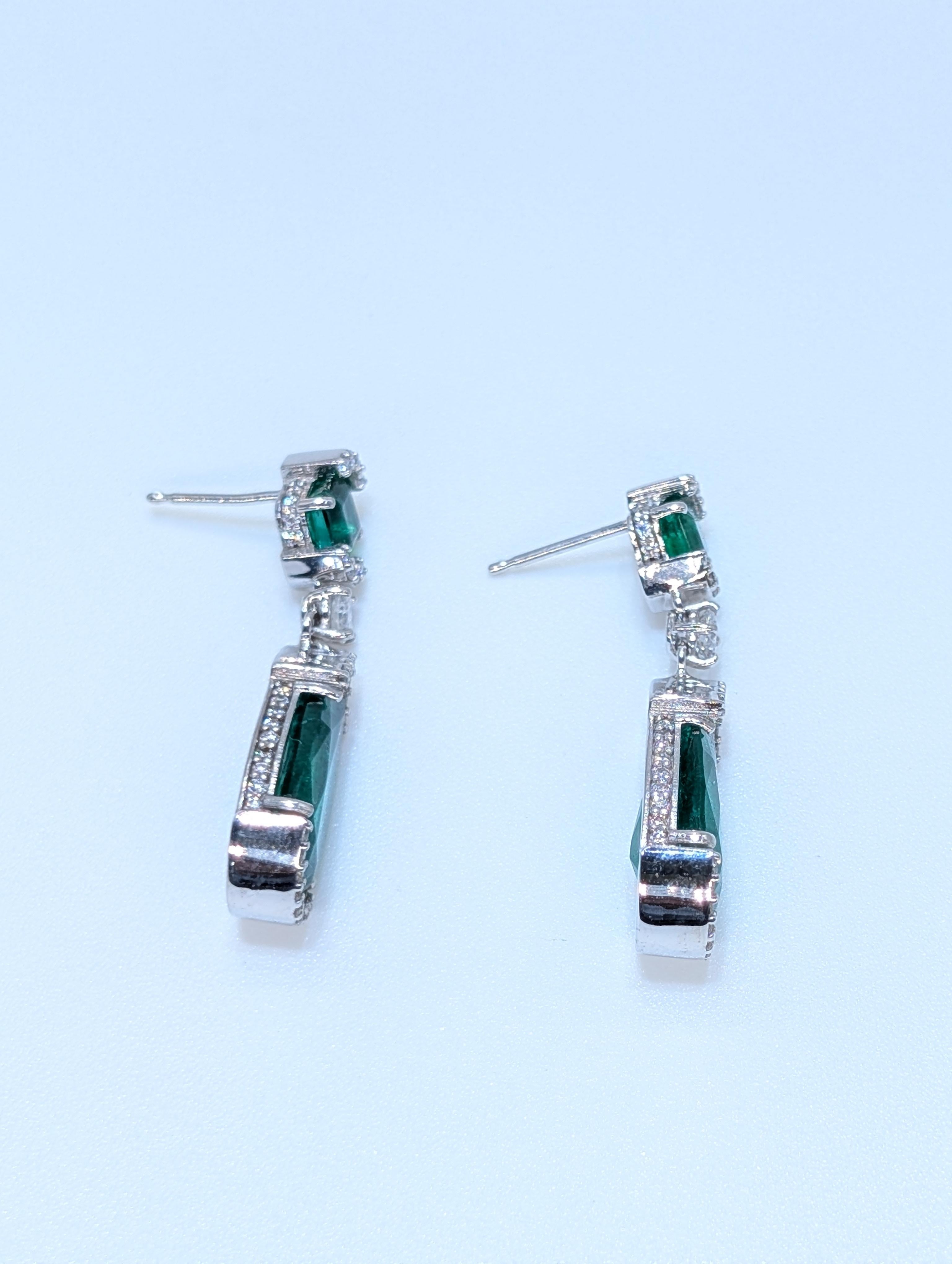 Ohrringe mit Smaragd und Diamant aus 14 Karat Weißgold mit baumelndem Smaragd Damen im Angebot