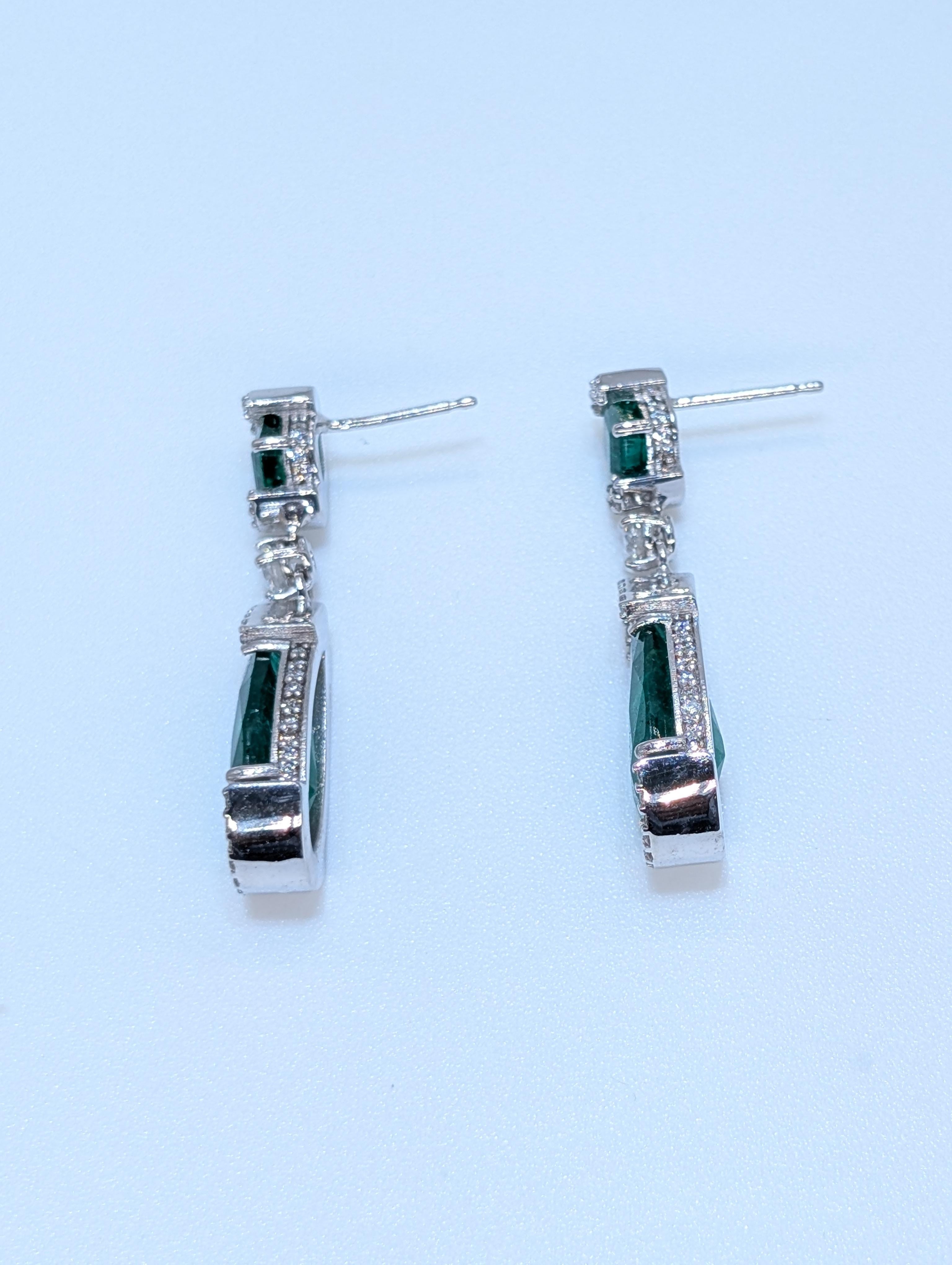 Ohrringe mit Smaragd und Diamant aus 14 Karat Weißgold mit baumelndem Smaragd im Angebot 2