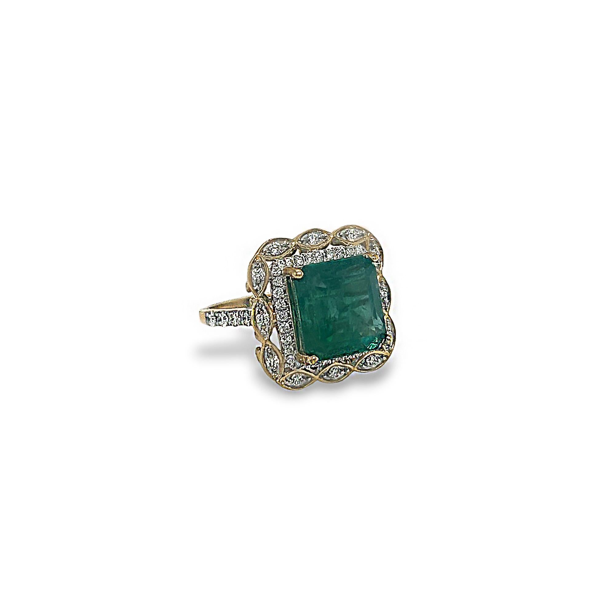 Dieser wunderschöne Ring besteht aus einem Mittelstein im Smaragdschliff mit 7,01 Karat und runden Diamanten mit einem Gesamtgewicht von 0,79 Karat an den Seiten. Die Diamanten haben die Farbe G/H und die Reinheit SI1. Set in 14k Gelbgold, ist