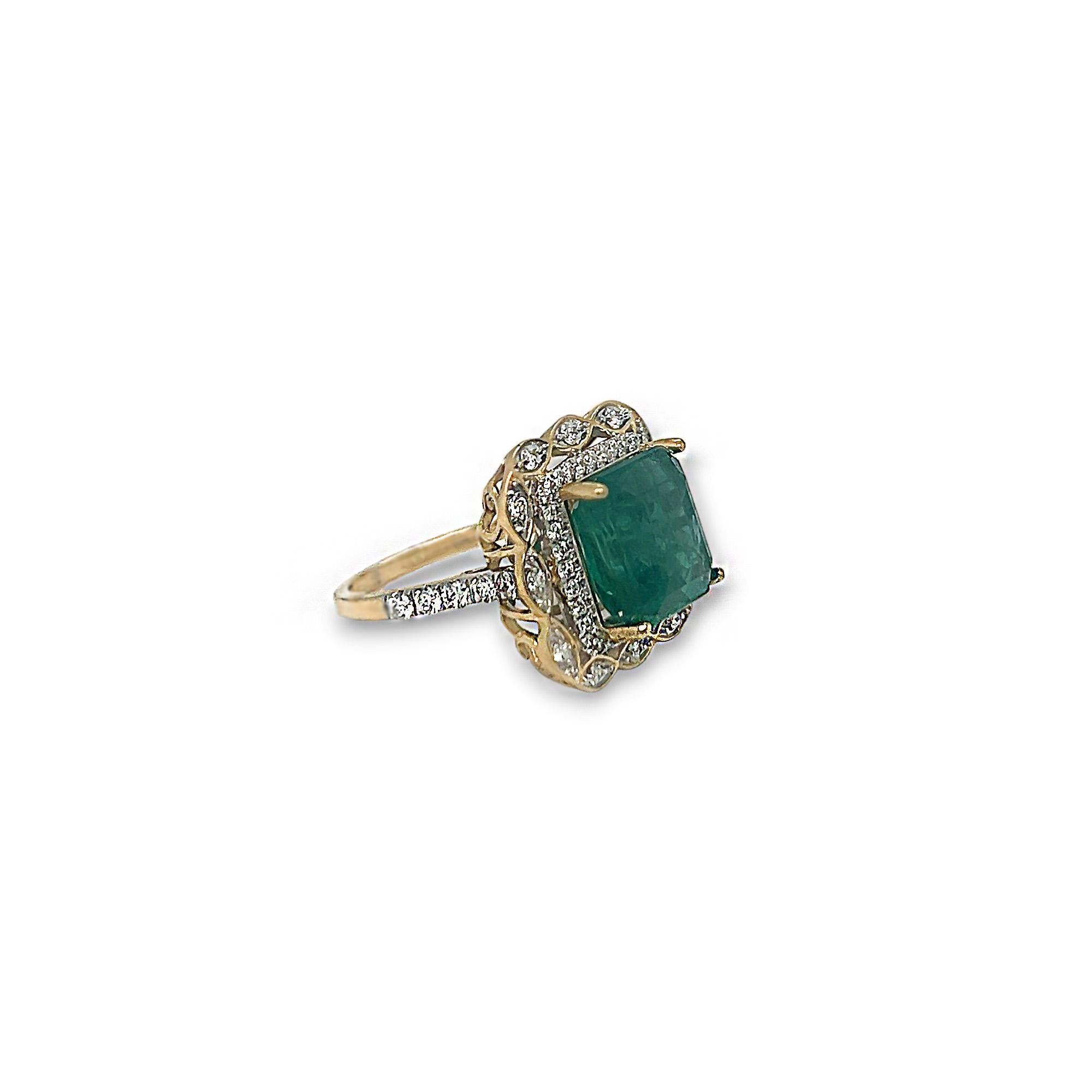 Smaragd und Diamant 14k Gelbgold Statement Ring (Smaragdschliff) im Angebot