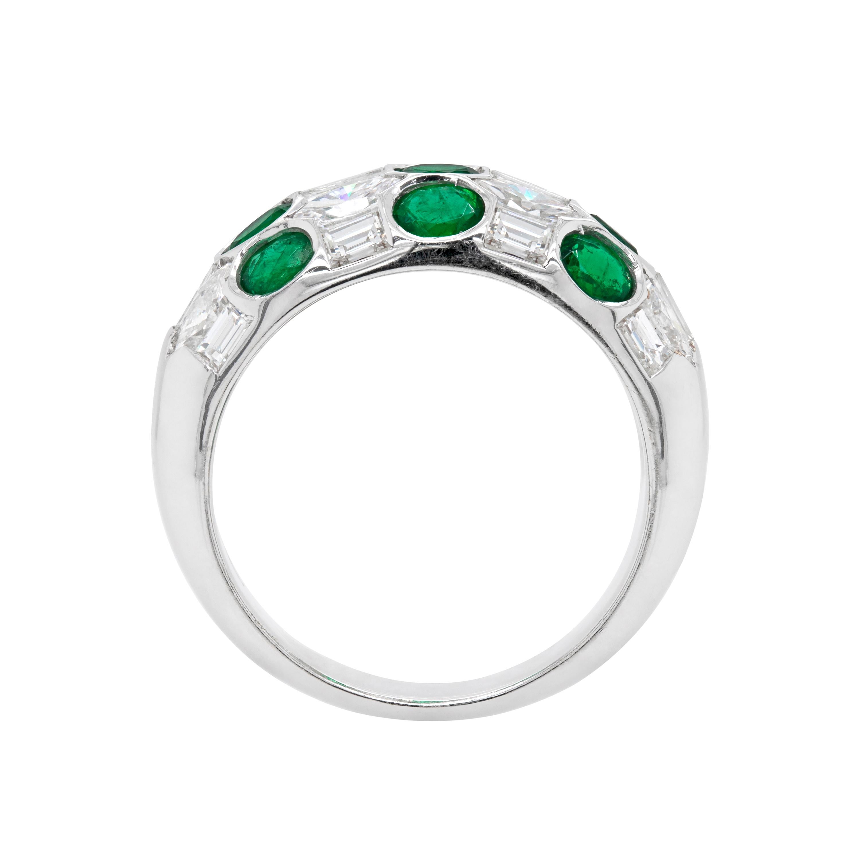 Modern Emerald and Diamond 18 Carat White Gold Honeycomb Bombé Dome Cocktail Ring