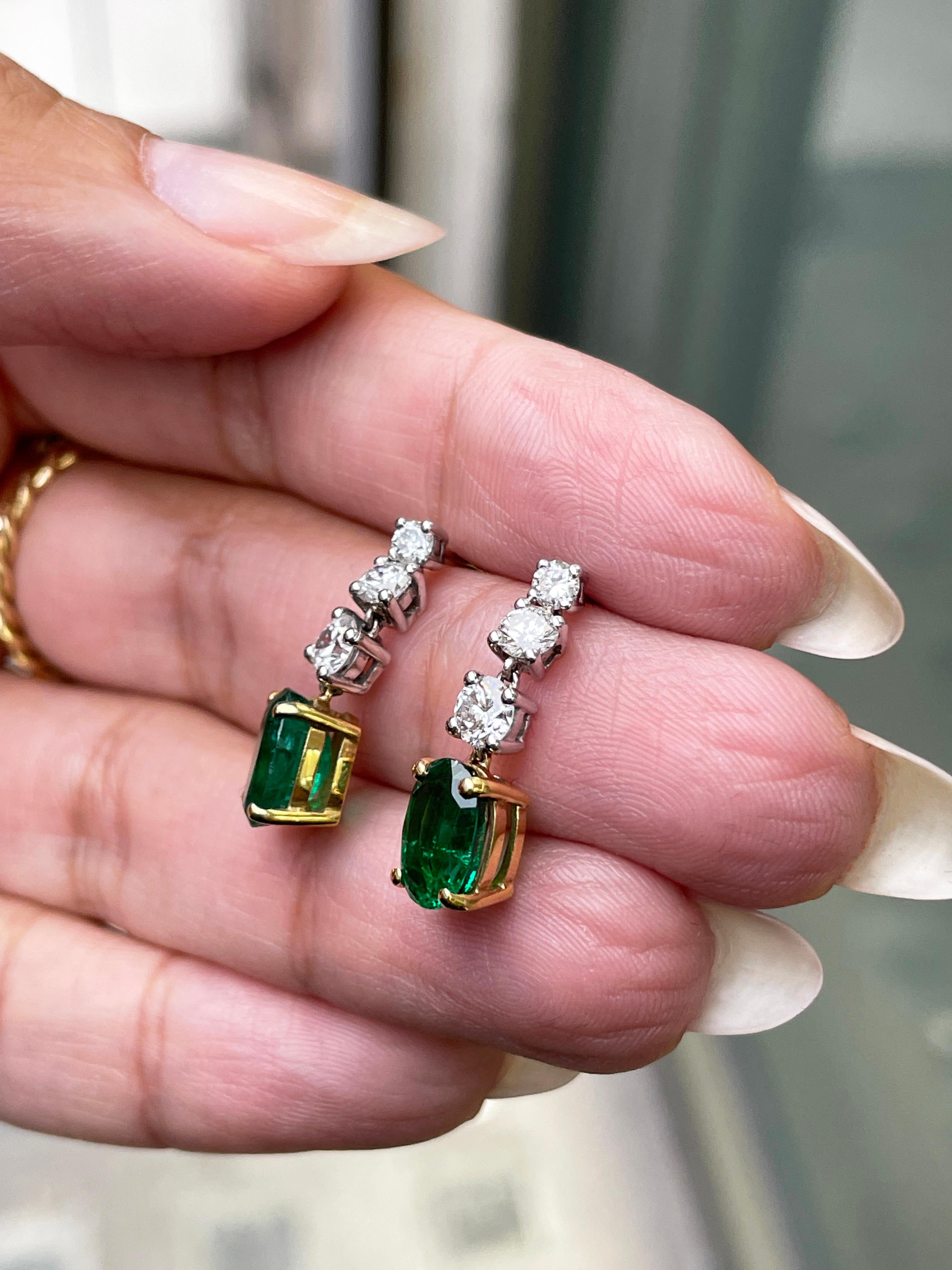 Emerald and Diamond 18 Carat White & Yellow Gold Dangle Earrings In Excellent Condition For Sale In London, GB