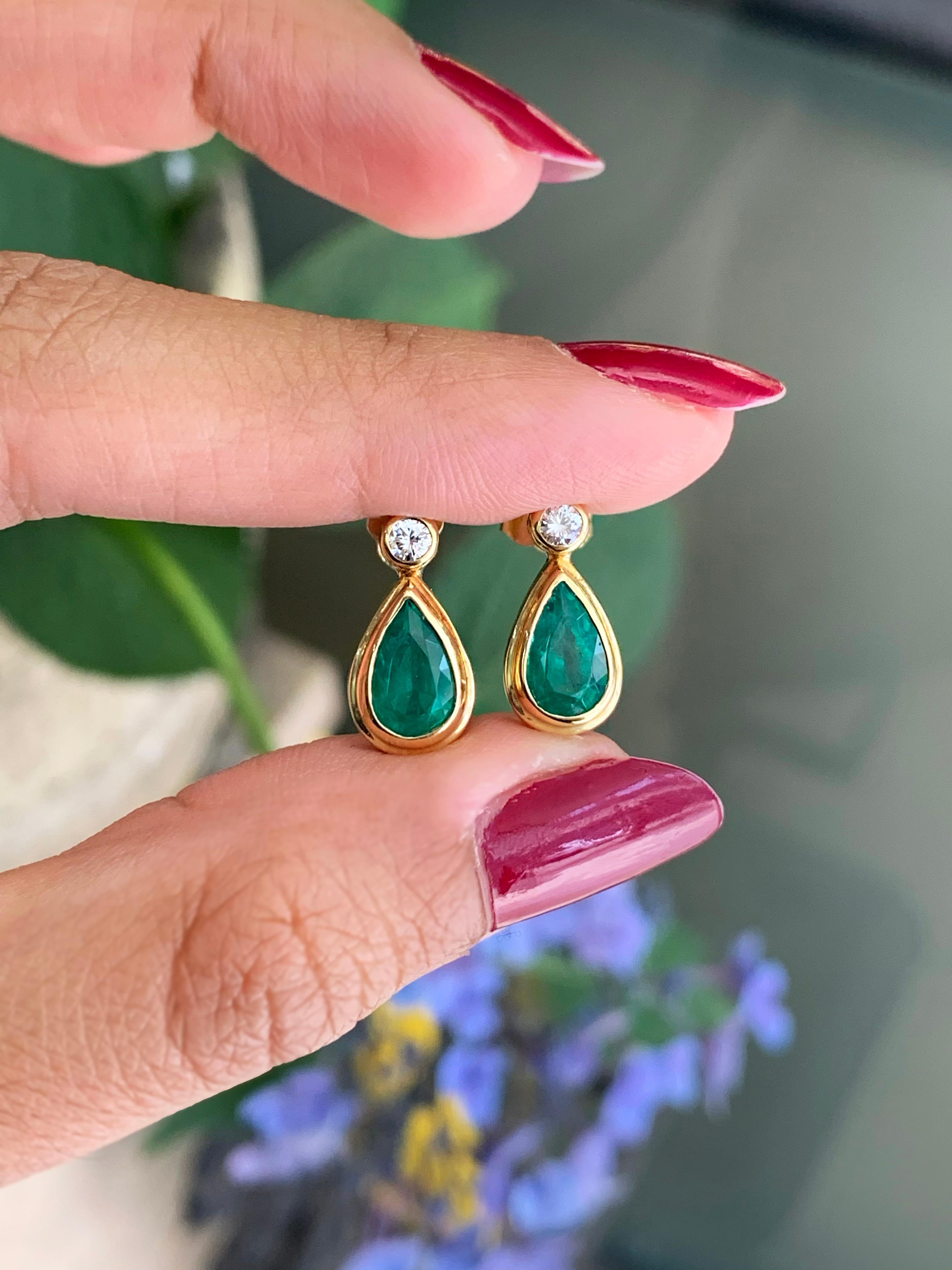 Pendientes Gota Esmeralda y Diamante Oro Amarillo 18 Quilates Moderno en venta