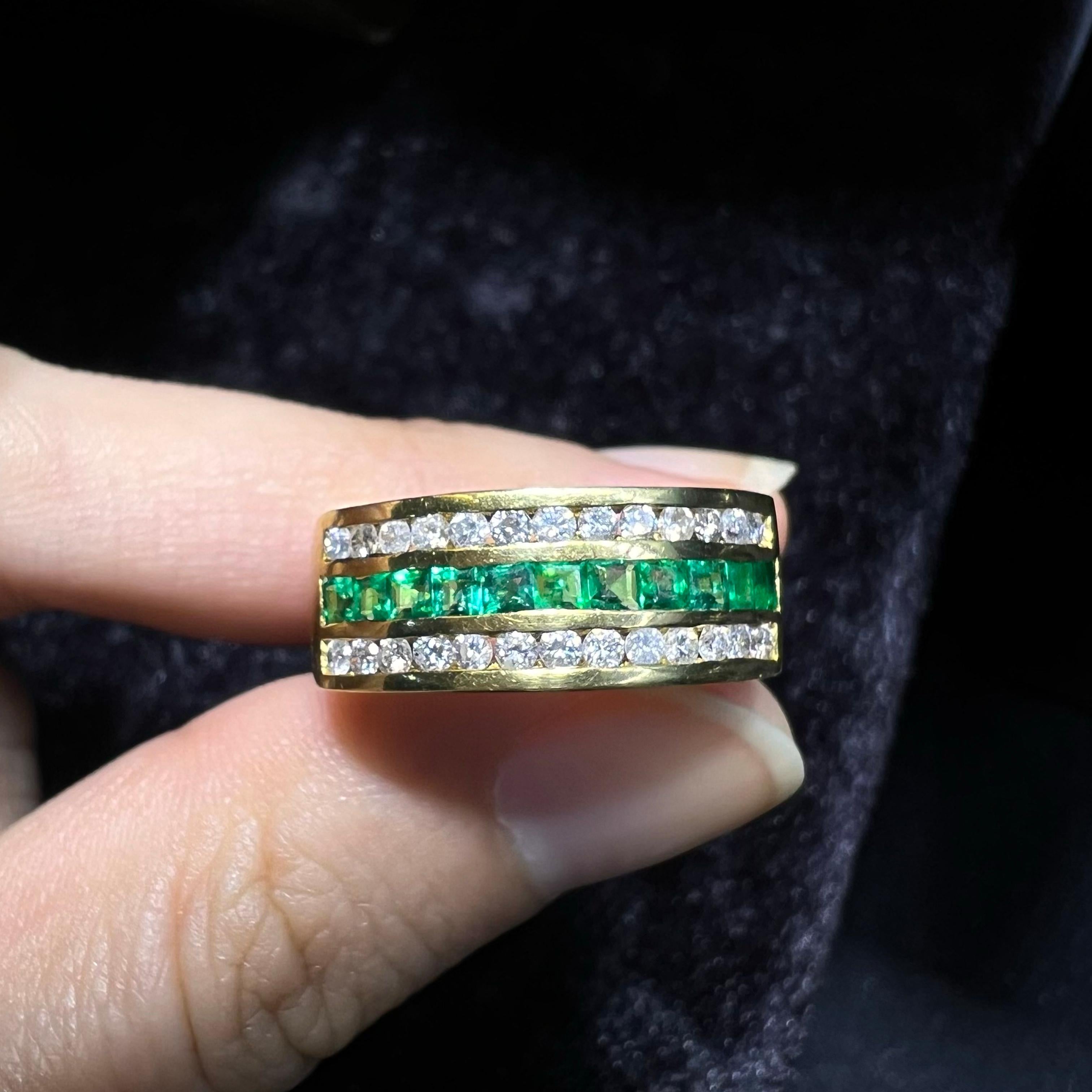 Halb-Eternity-Ring mit Smaragd und Diamant aus 18 Karat Gelbgold (Carréeschliff) im Angebot