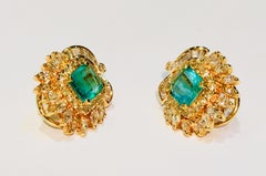 Pendientes de oro amarillo de 18 quilates con esmeralda y diamantes de 9,10 quilates y motivo floral