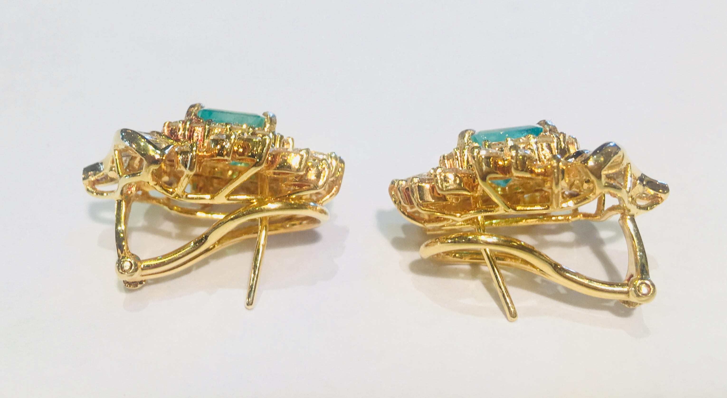 Smaragd- und Diamant-Ohrringe aus 18 Karat Gelbgold mit Blumenmotiv (Zeitgenössisch) im Angebot