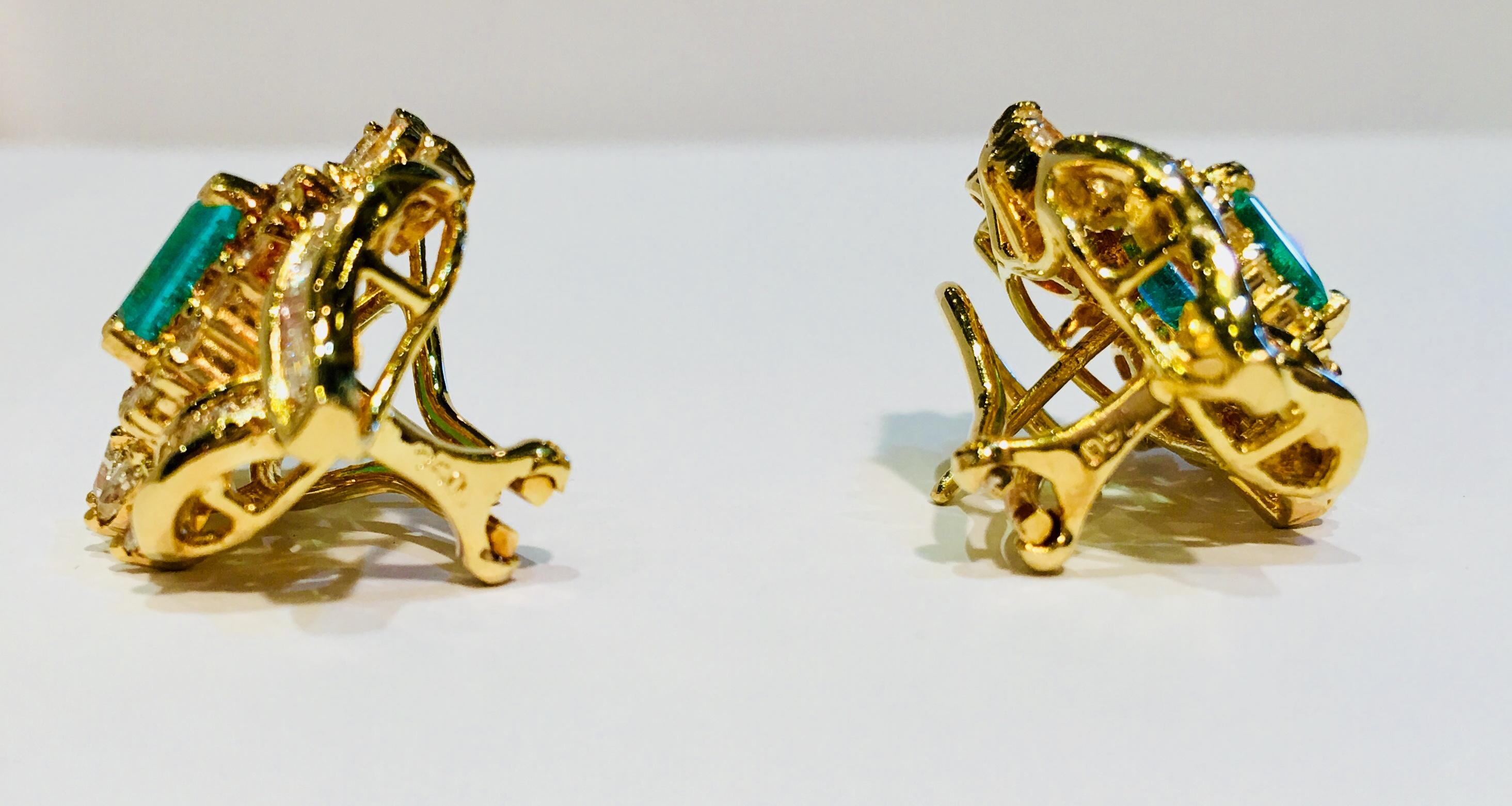 Smaragd- und Diamant-Ohrringe aus 18 Karat Gelbgold mit Blumenmotiv (Smaragdschliff) im Angebot