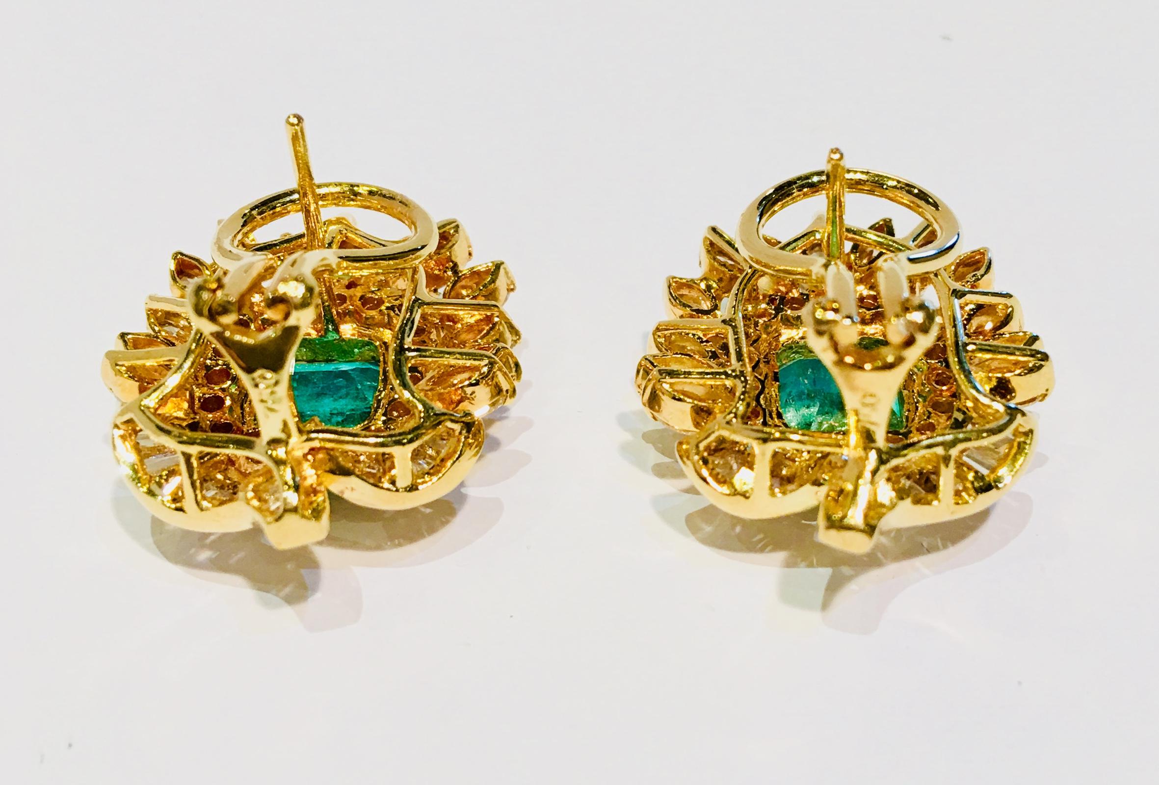 Exquisite Emerald and Diamond 18 Karat Yellow Gold Earrings with Floral Motif In Excellent Condition For Sale In Tustin, CA