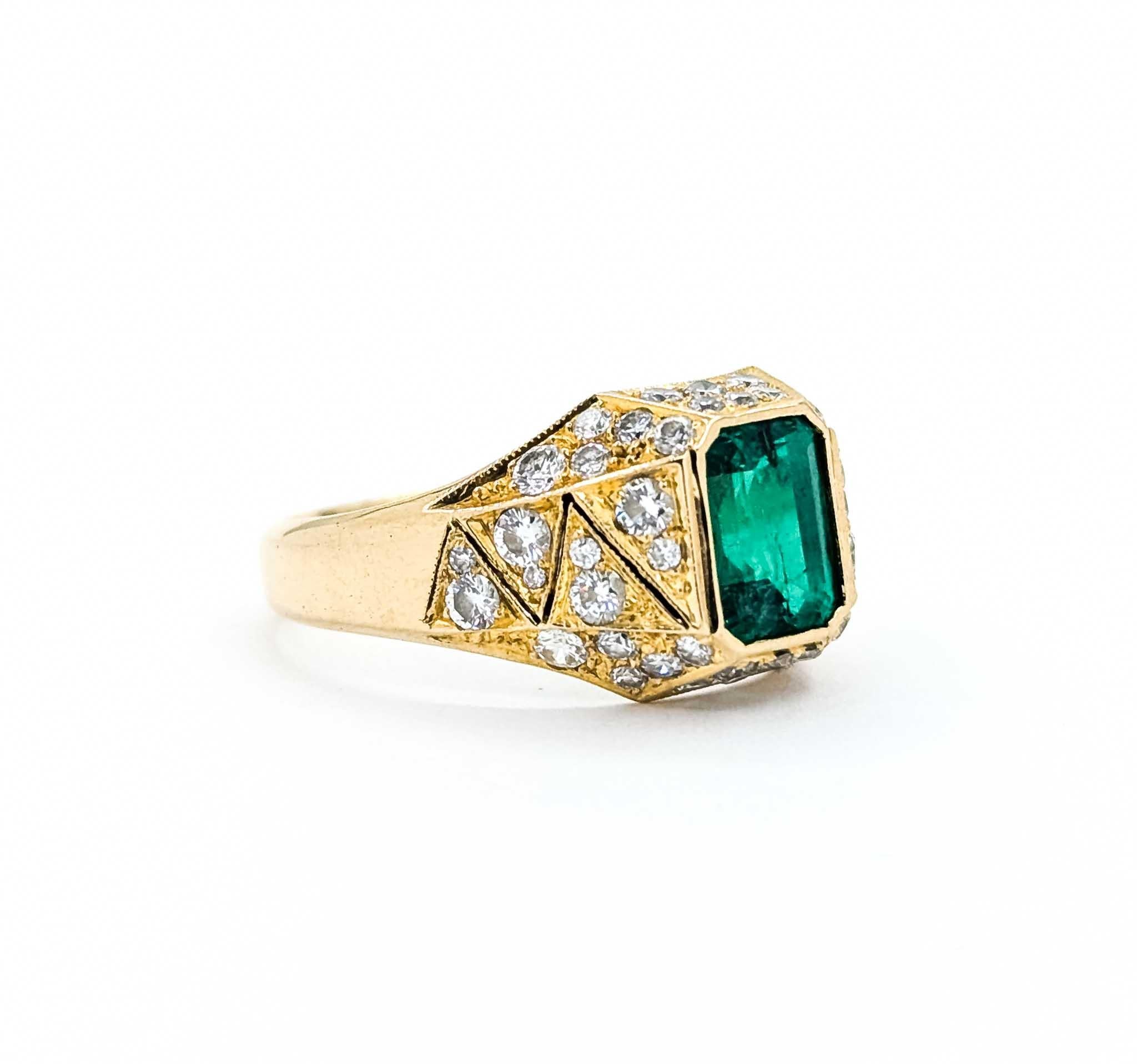 Anillo de oro de 18 quilates con esmeralda y diamantes

Te presentamos este majestuoso anillo de esmeraldas y diamantes, magistralmente elaborado en oro de 18 quilates con un estilo vintage que desprende elegancia atemporal. La pieza central de esta