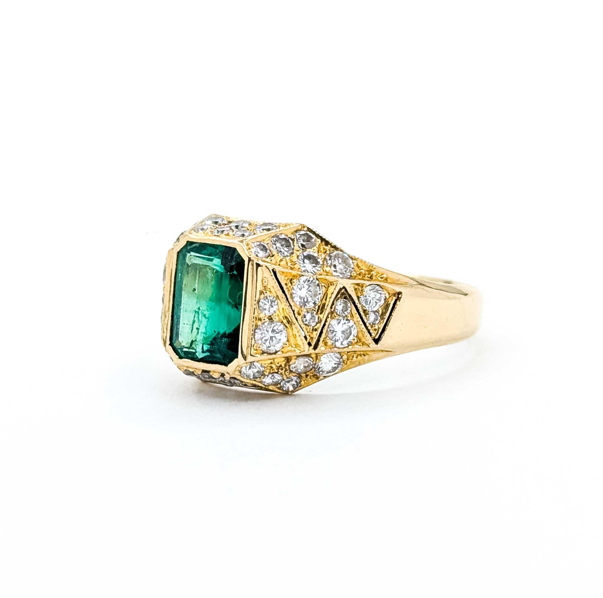 Anillo de oro de 18 quilates con esmeralda y diamantes Contemporáneo en venta