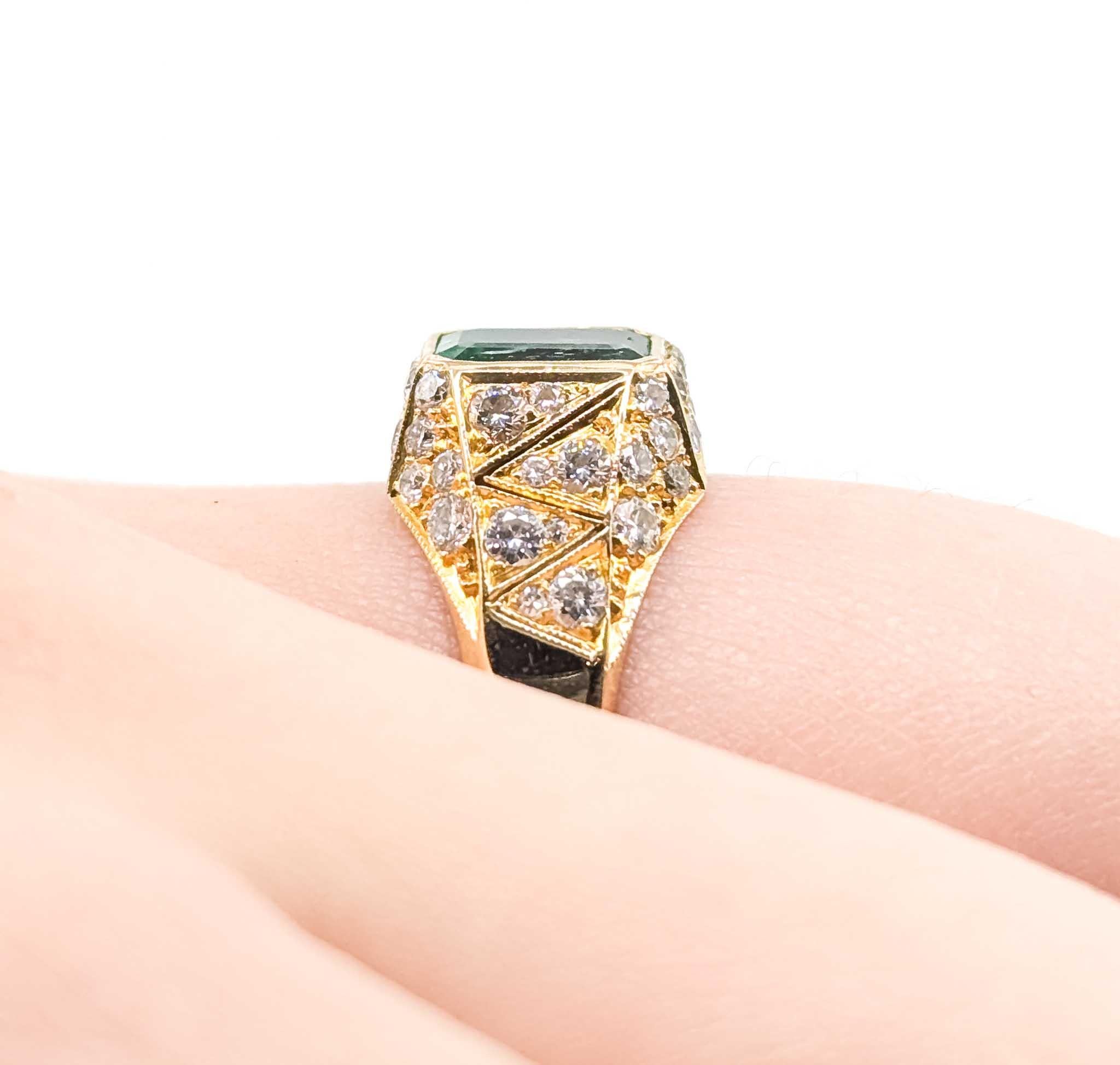 Anillo de oro de 18 quilates con esmeralda y diamantes Corte esmeralda en venta
