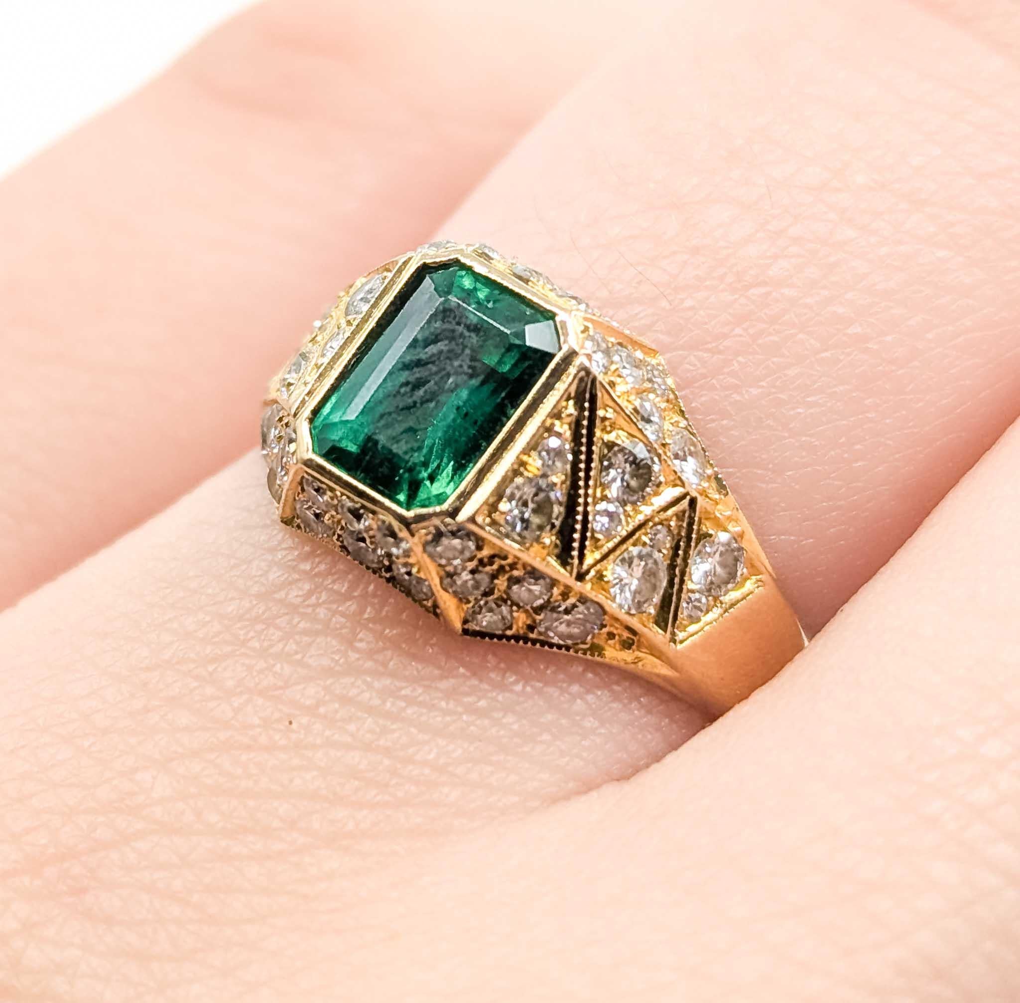 Anillo de oro de 18 quilates con esmeralda y diamantes en Excelente estado para la venta en Bloomington, MN