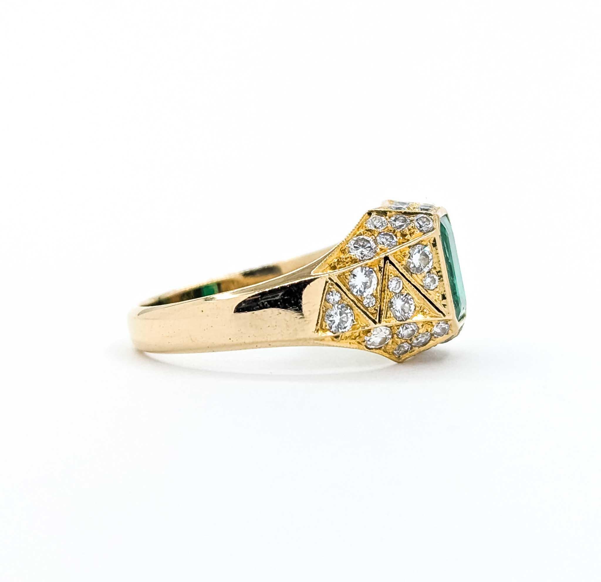 Anillo de oro de 18 quilates con esmeralda y diamantes en venta 1