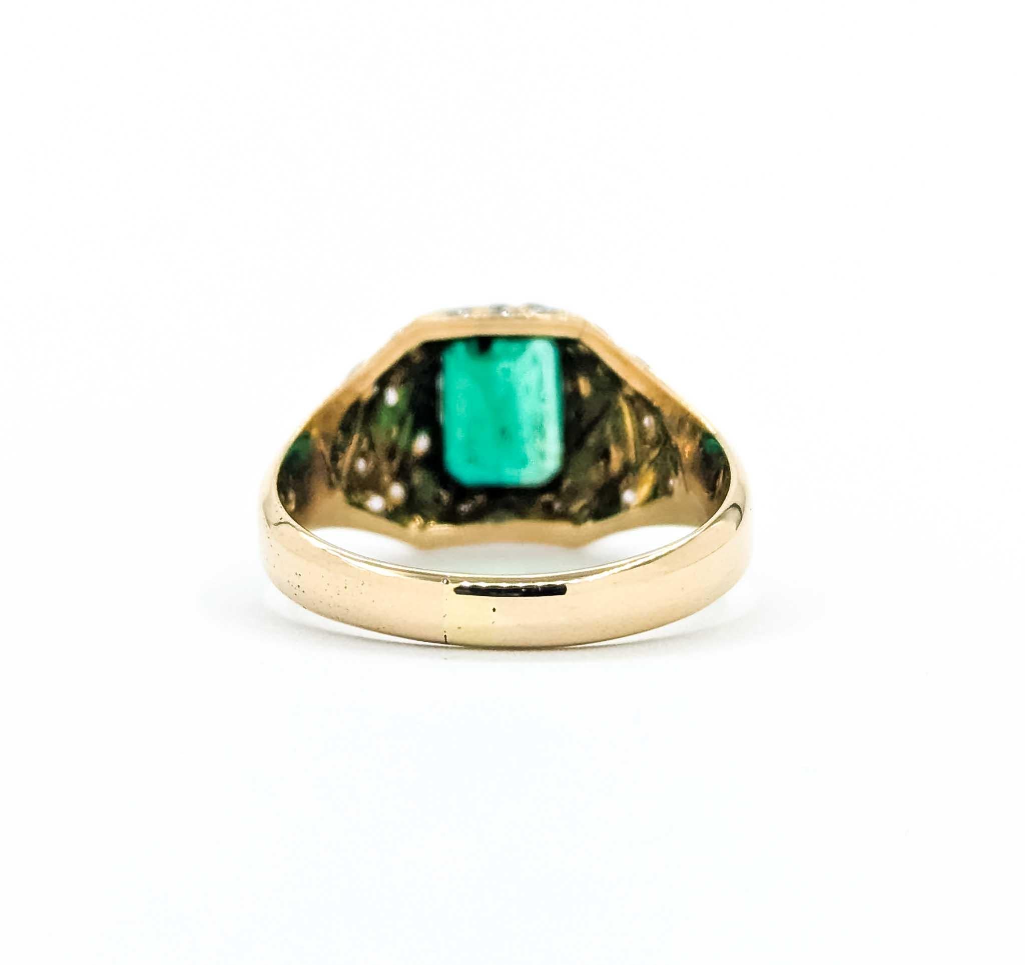 Anillo de oro de 18 quilates con esmeralda y diamantes en venta 2