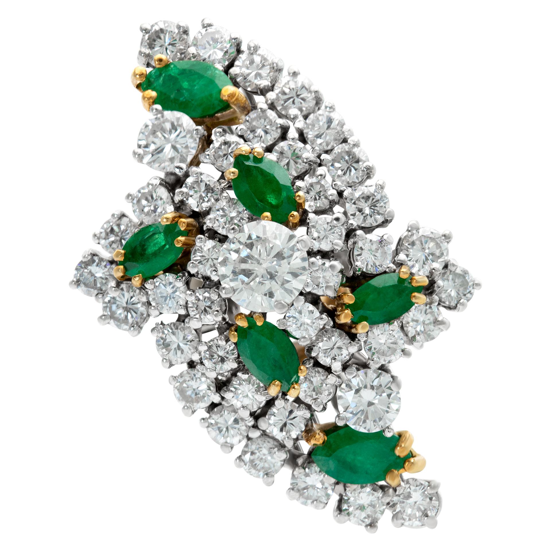Bague cocktail émeraude et diamant en or blanc et jaune 18k. Diamants ronds de taille brillant, poids total approx. : 2,50 carats, estimation couleur G-H, pureté VS-SI. Émeraudes taillées en marquise, poids total approx. : 1,50 carat. Le motif