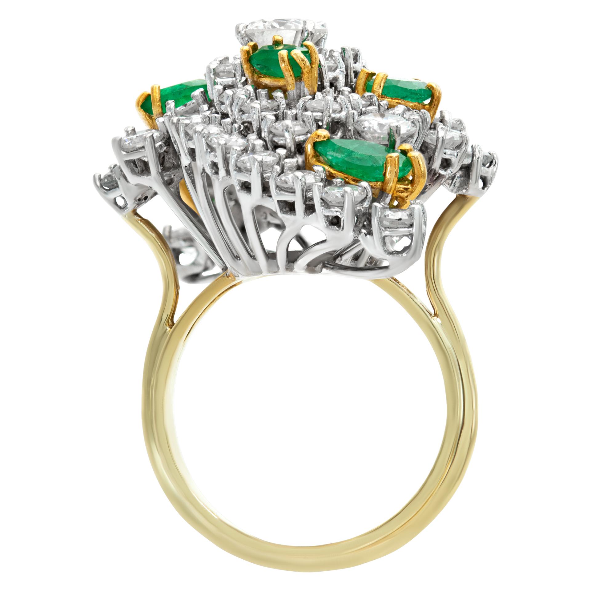 Bague cocktail en or blanc et jaune 18 carats avec émeraude et diamants Pour femmes en vente
