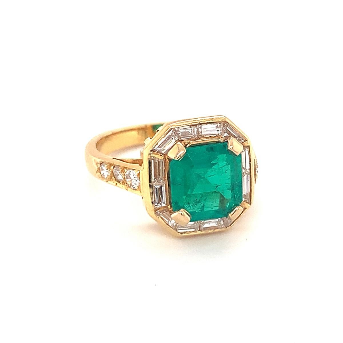 Women's Emerald and Diamond 18k Yellow Gold Ring, circa 1970s For Sale