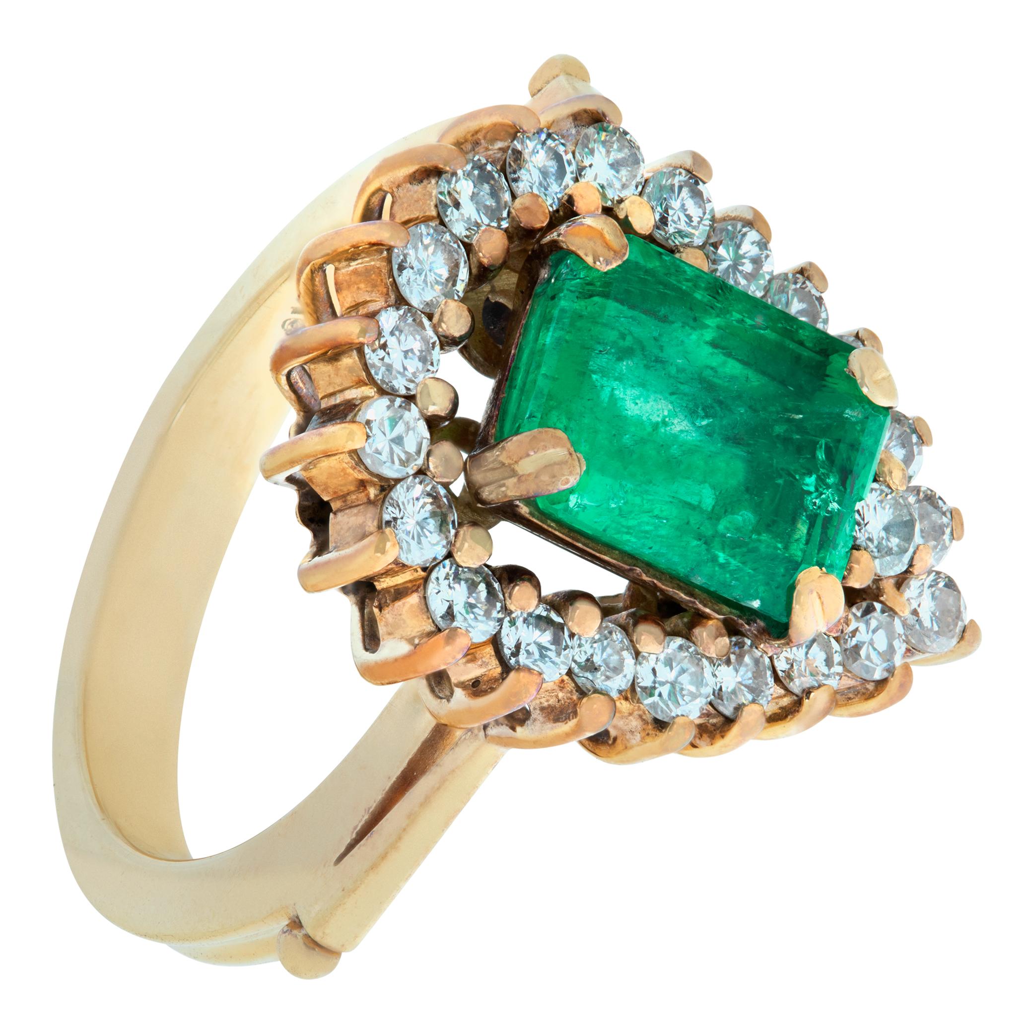 Emerald and diamond 18k yellow gold ring In Excellent Condition For Sale In Surfside, FL