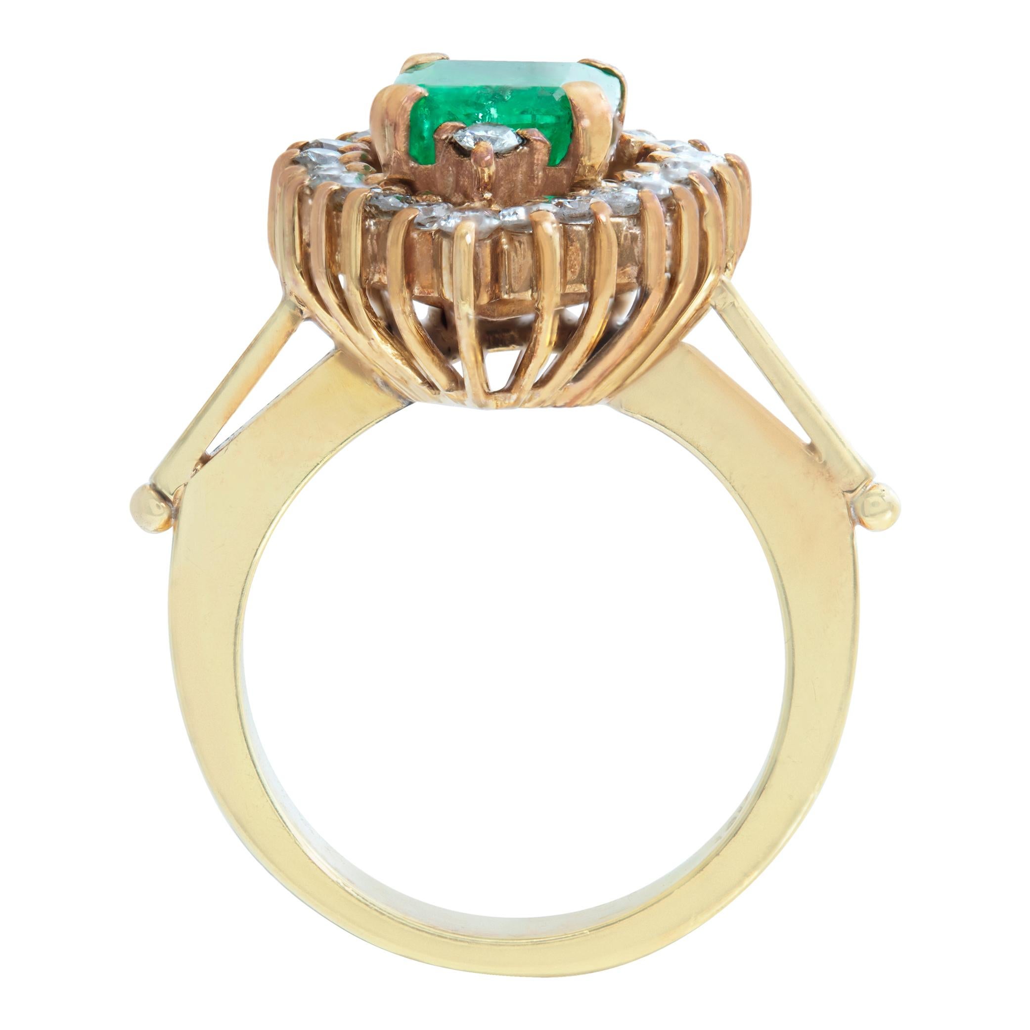 Women's Emerald and diamond 18k yellow gold ring For Sale