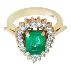 Emerald and diamond 18k yellow gold ring