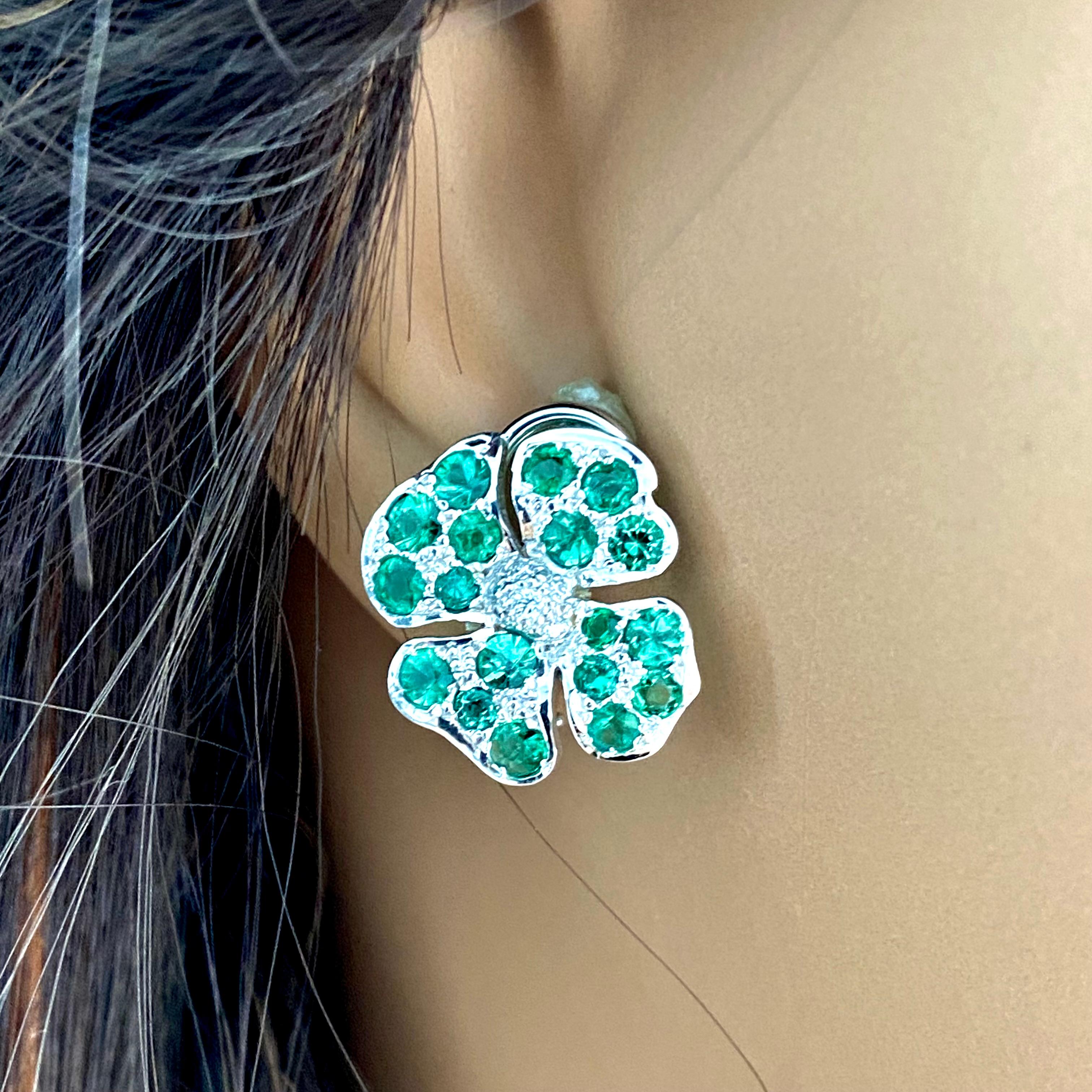 Round Cut Emerald and Diamond 3.30 Carat 18 Karat Gold Floral 0.85 Inch Clip on Earrings For Sale