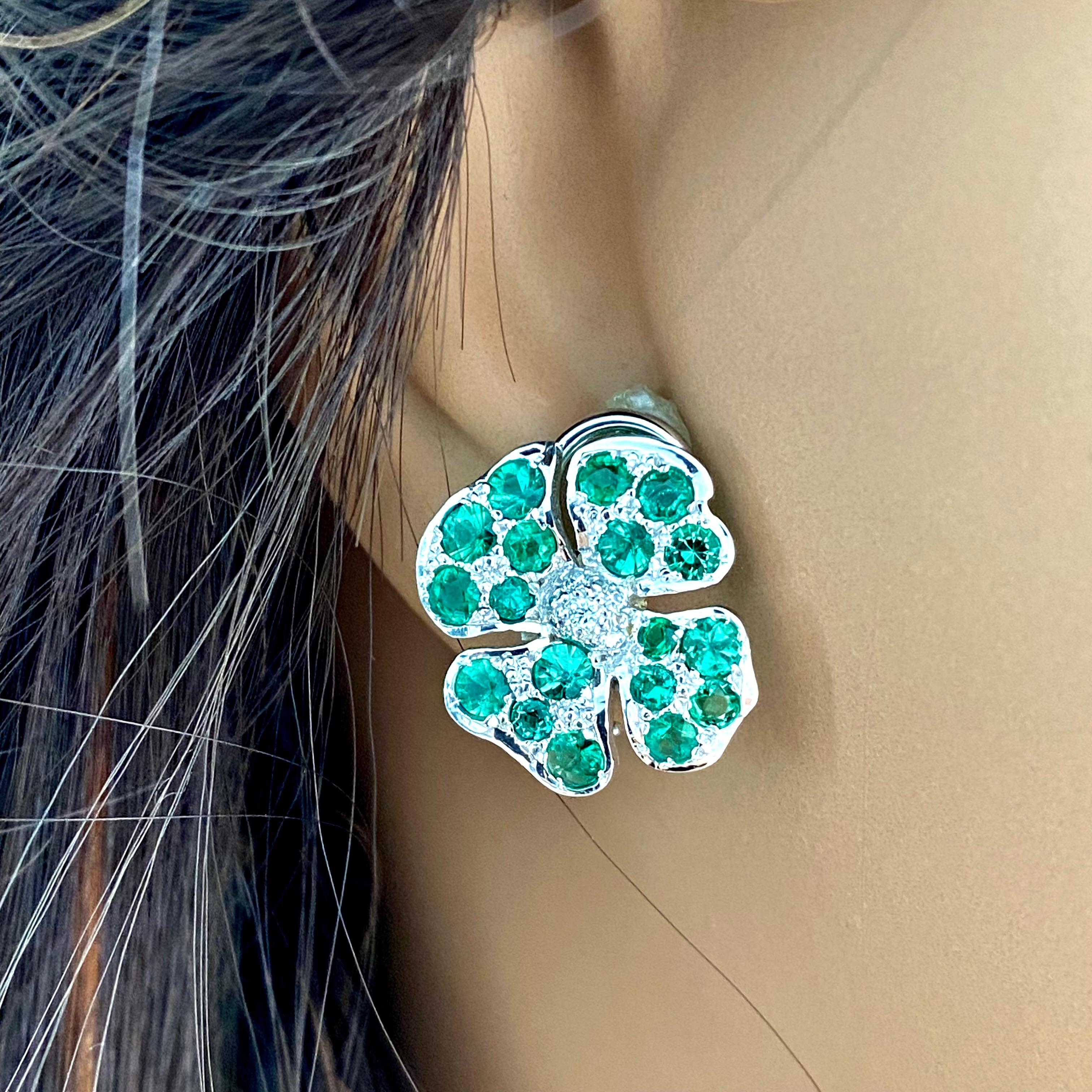 Emerald and Diamond 3.30 Carat 18 Karat Gold Floral 0.85 Inch Clip on Earrings For Sale 2
