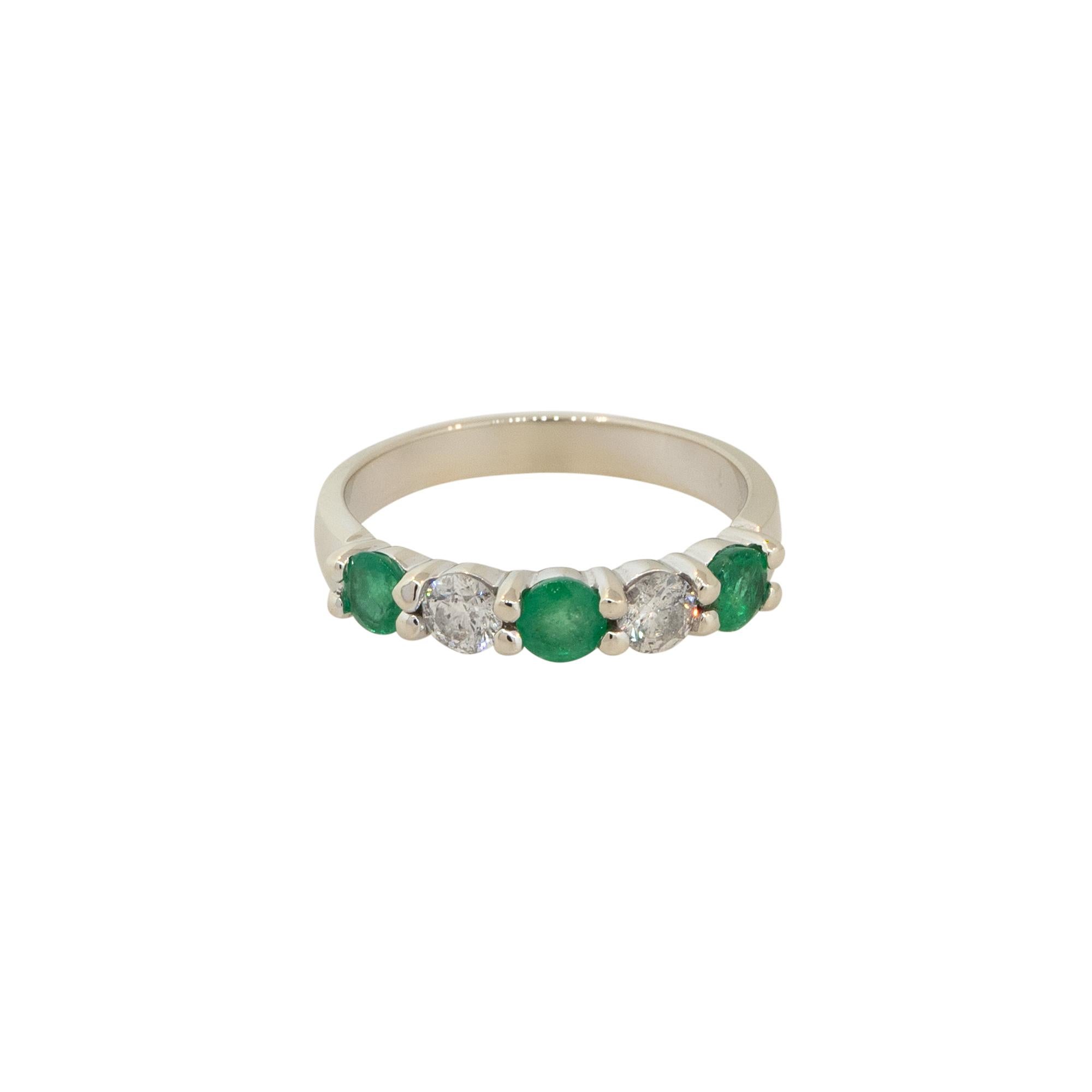 MATERIAL: 14k Weißgold
Diamant-Details: Ca. 0,40ctw Diamanten im Rundschliff. Die Diamanten haben eine Farbe von G/H und eine Reinheit von VS/SI.
Edelstein-Details: Ca. 0,60ctw Smaragde im Rundschliff
Gewicht: 2.0dwt
Zusätzliche Details: Dieser