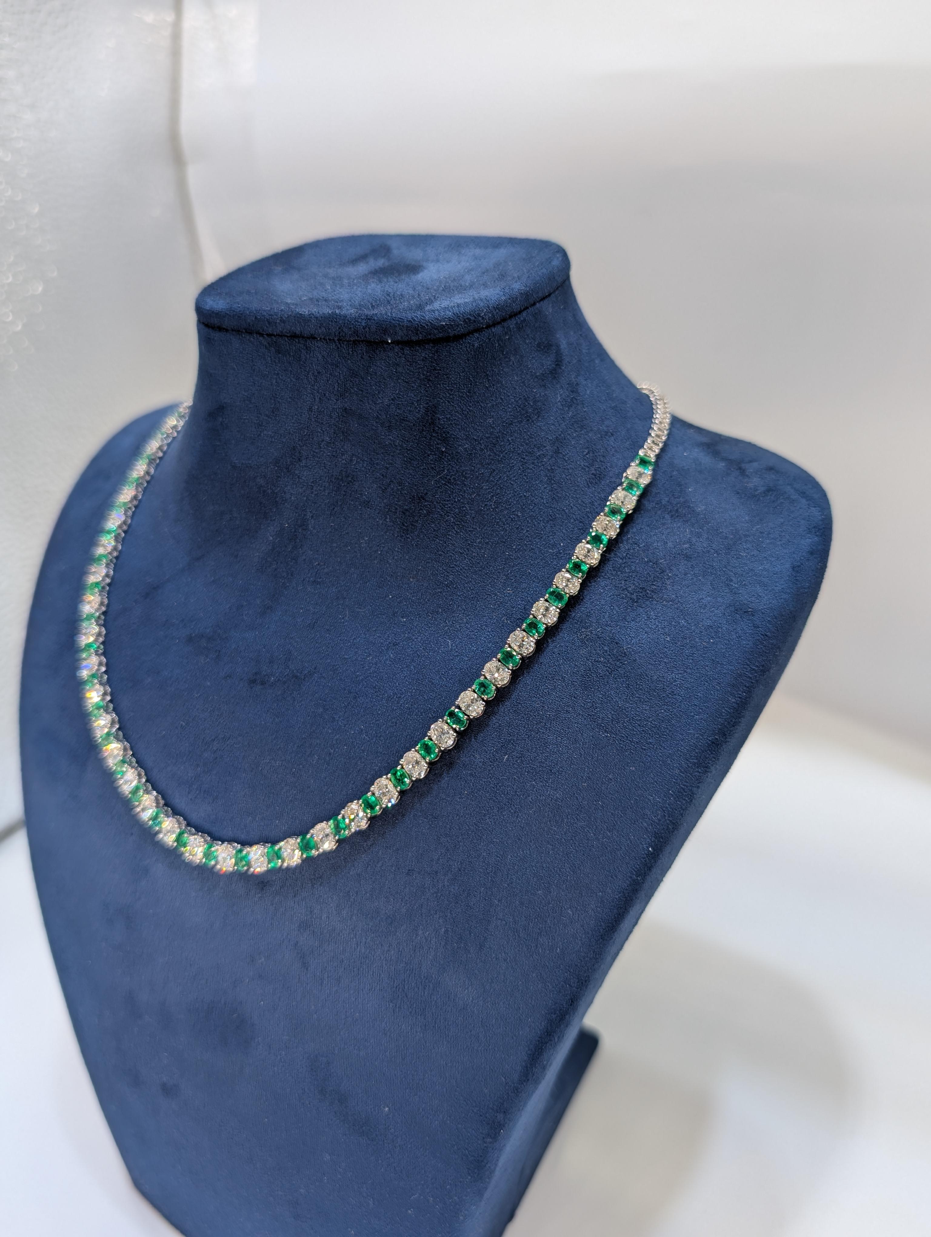 Taglio ovale Collana alternata di smeraldi e diamanti in vendita
