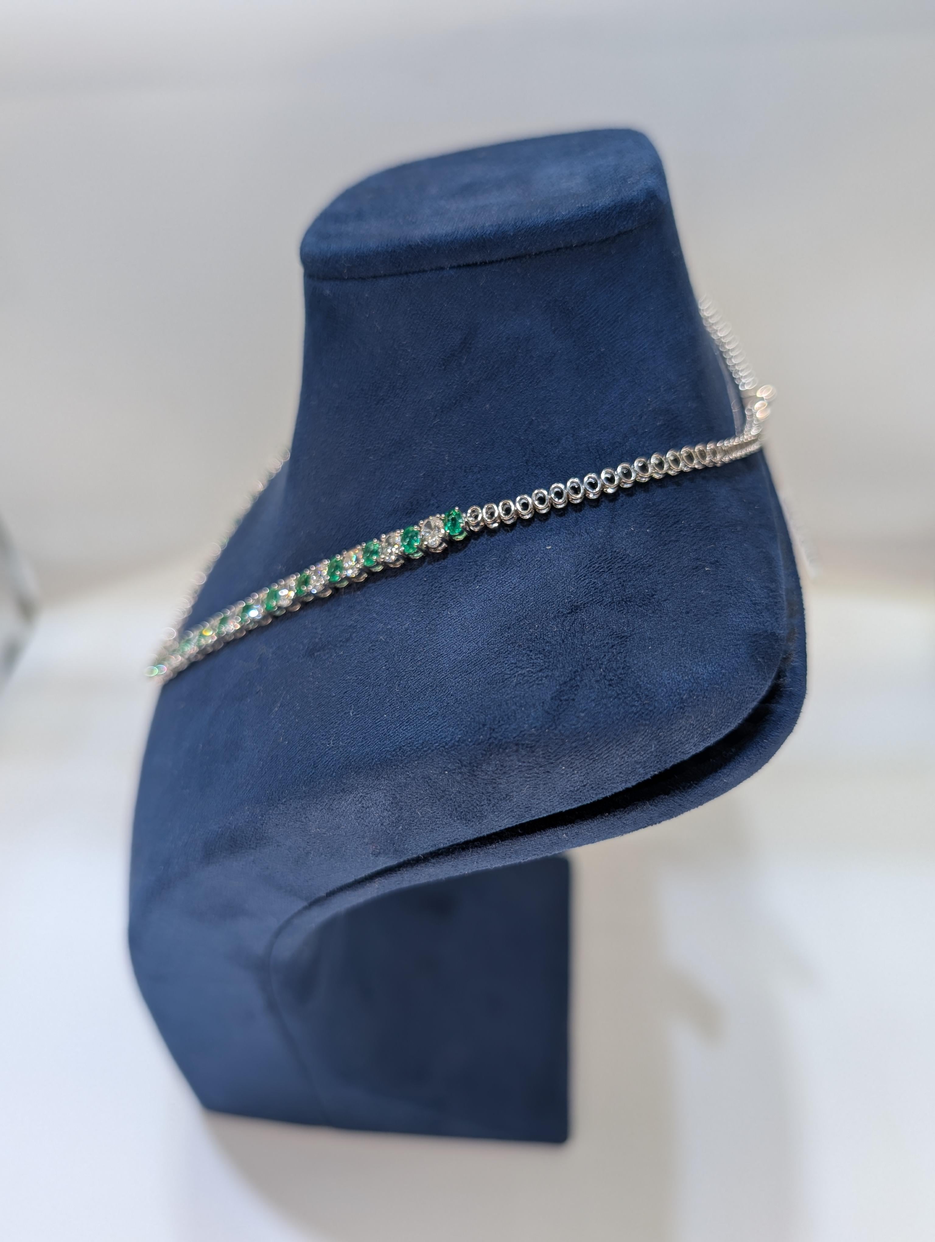 Collana alternata di smeraldi e diamanti In condizioni Nuovo in vendita a New York, US