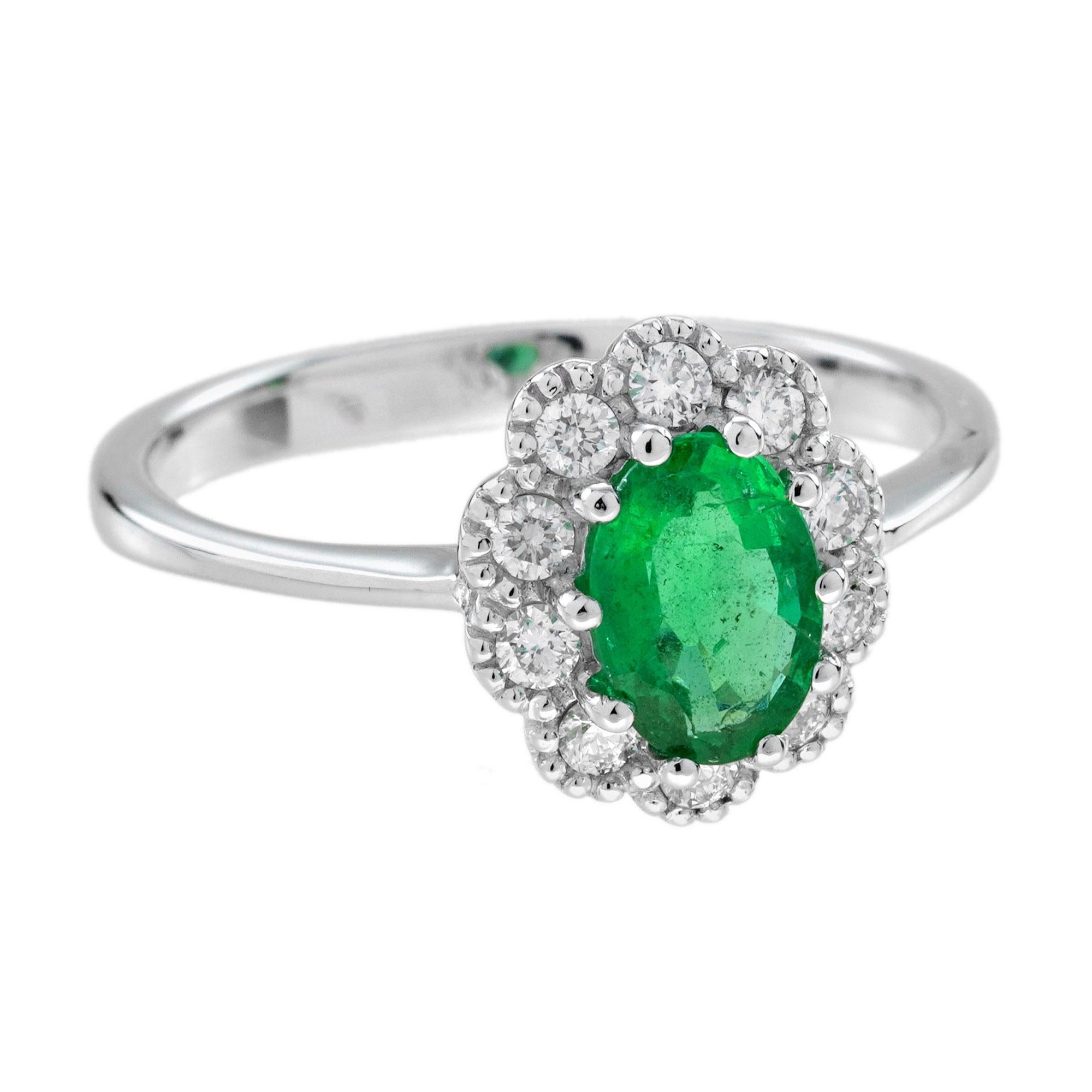 Anillo de compromiso con halo de esmeralda y diamantes estilo antiguo en oro blanco de 14 quilates Corte oval en venta