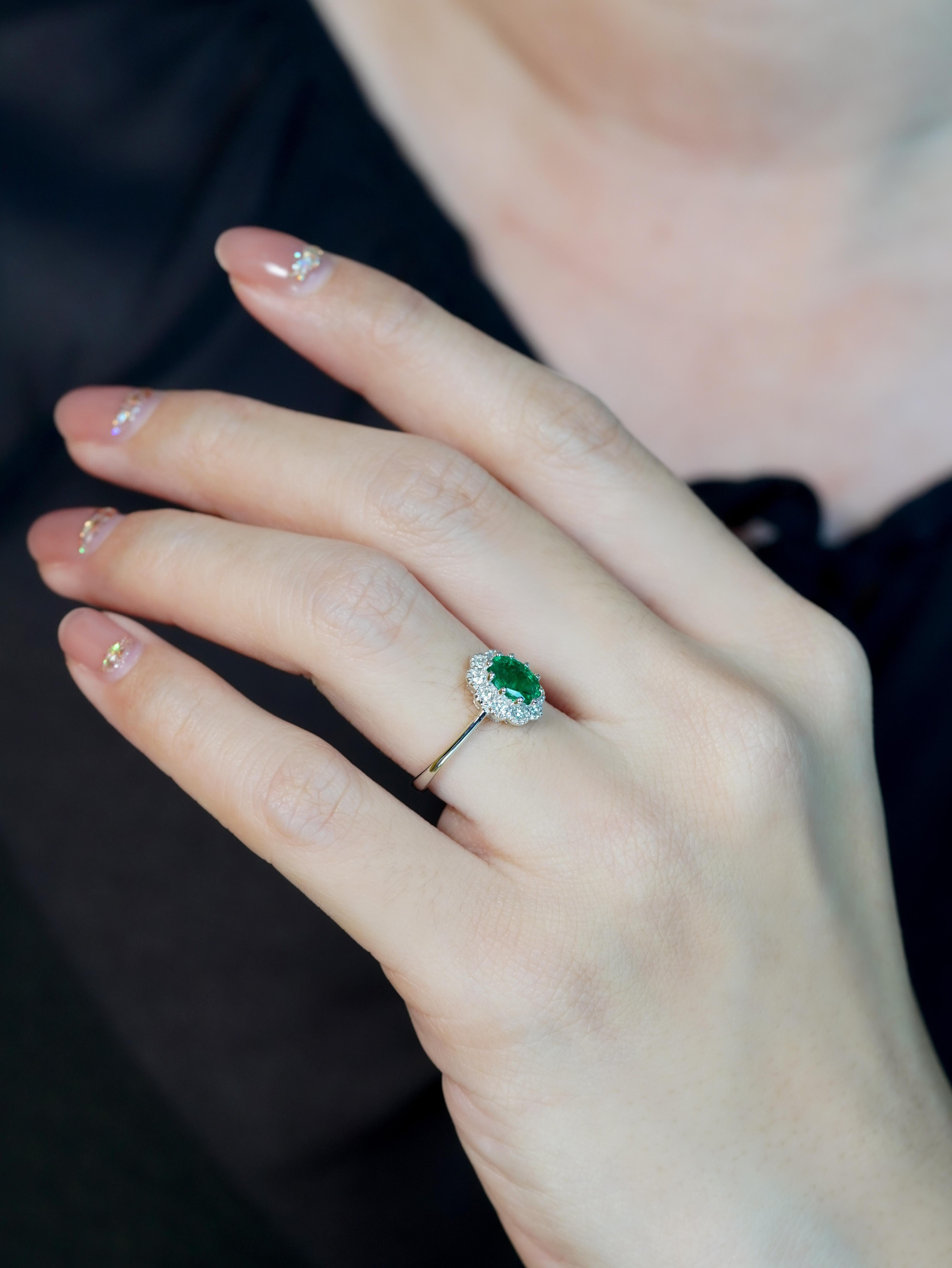 Anillo de compromiso con halo de esmeralda y diamantes estilo antiguo en oro blanco de 14 quilates Art Decó en venta