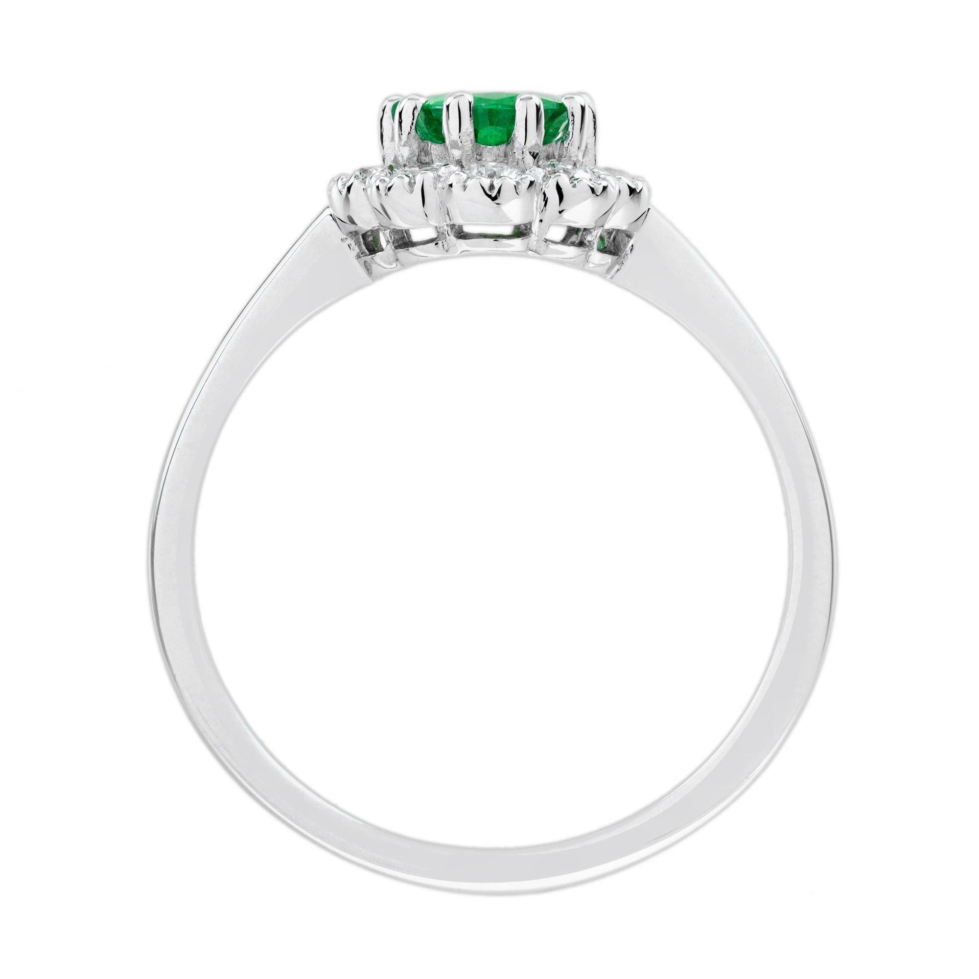 Anillo de compromiso con halo de esmeralda y diamantes estilo antiguo en oro blanco de 14 quilates en venta 1