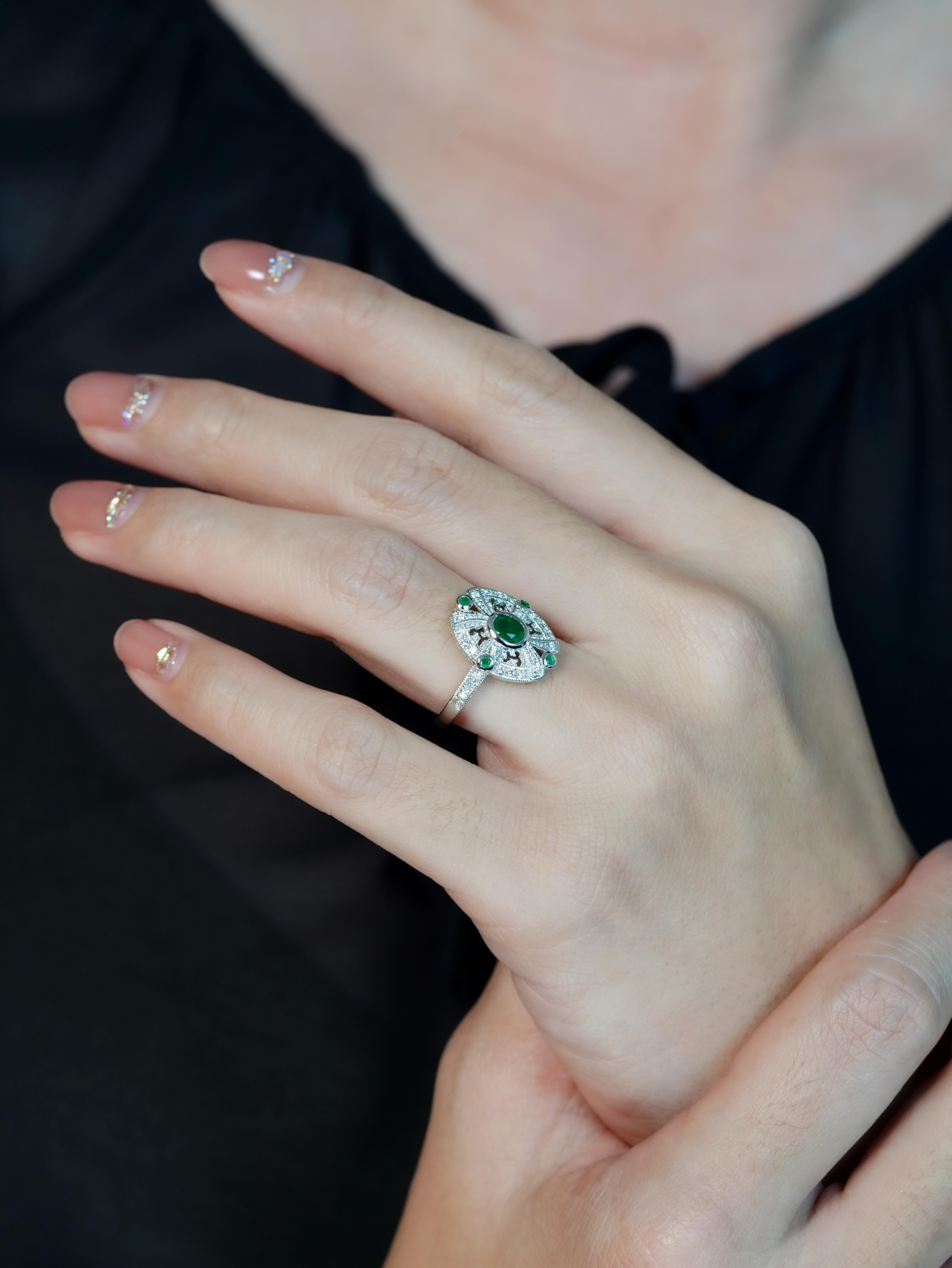Art Déco Anello con smeraldo e diamante in stile antico in oro bianco 14 carati in vendita