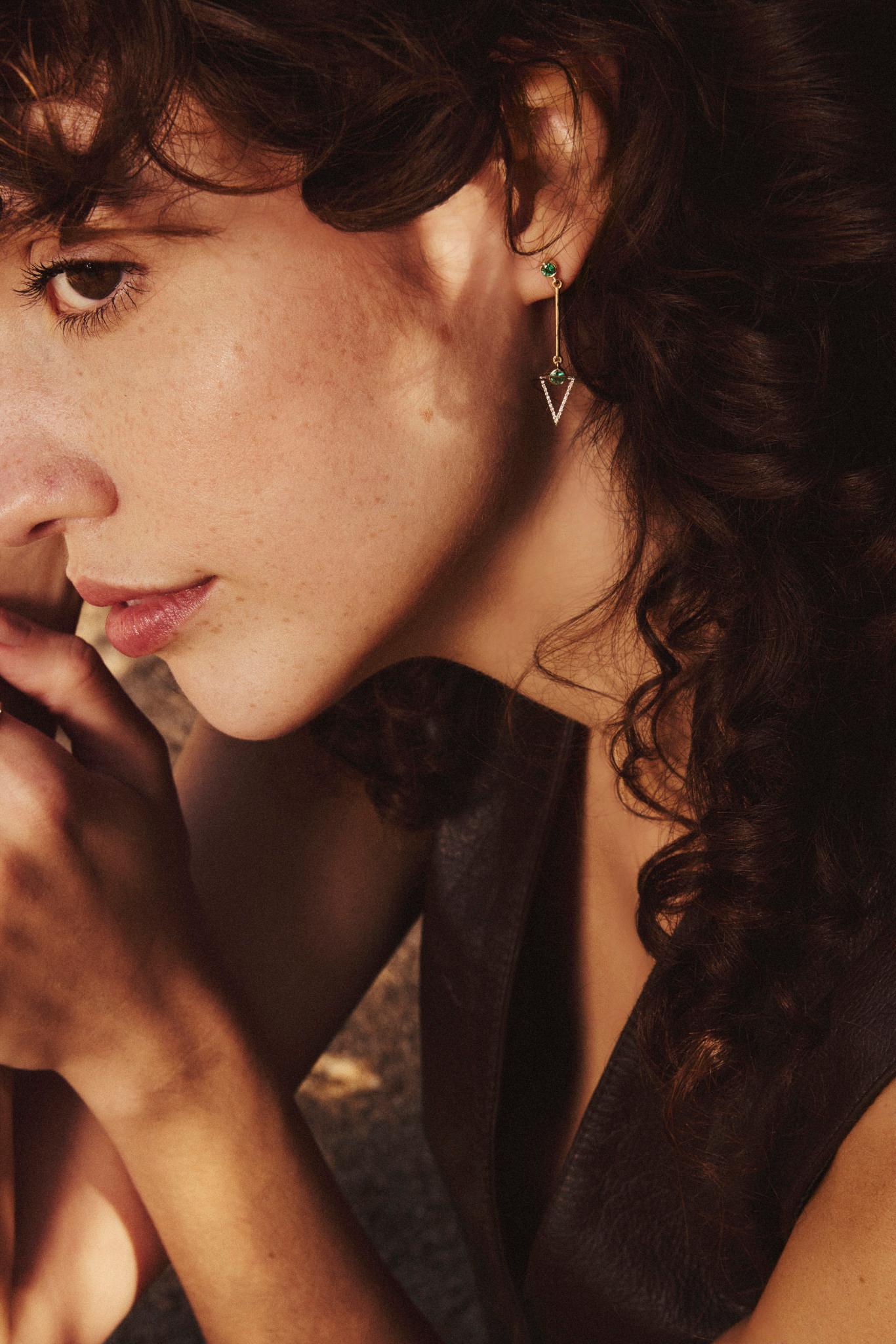 Questi unici orecchini a goccia in oro giallo 14k presentano 4 smeraldi verdi rotondi a 0,39 carati. La freccia d'oro alla base di ogni orecchino è incastonata con diamanti da 0,11 ctw. Gli orecchini sono fissati con perni e hanno una lunghezza