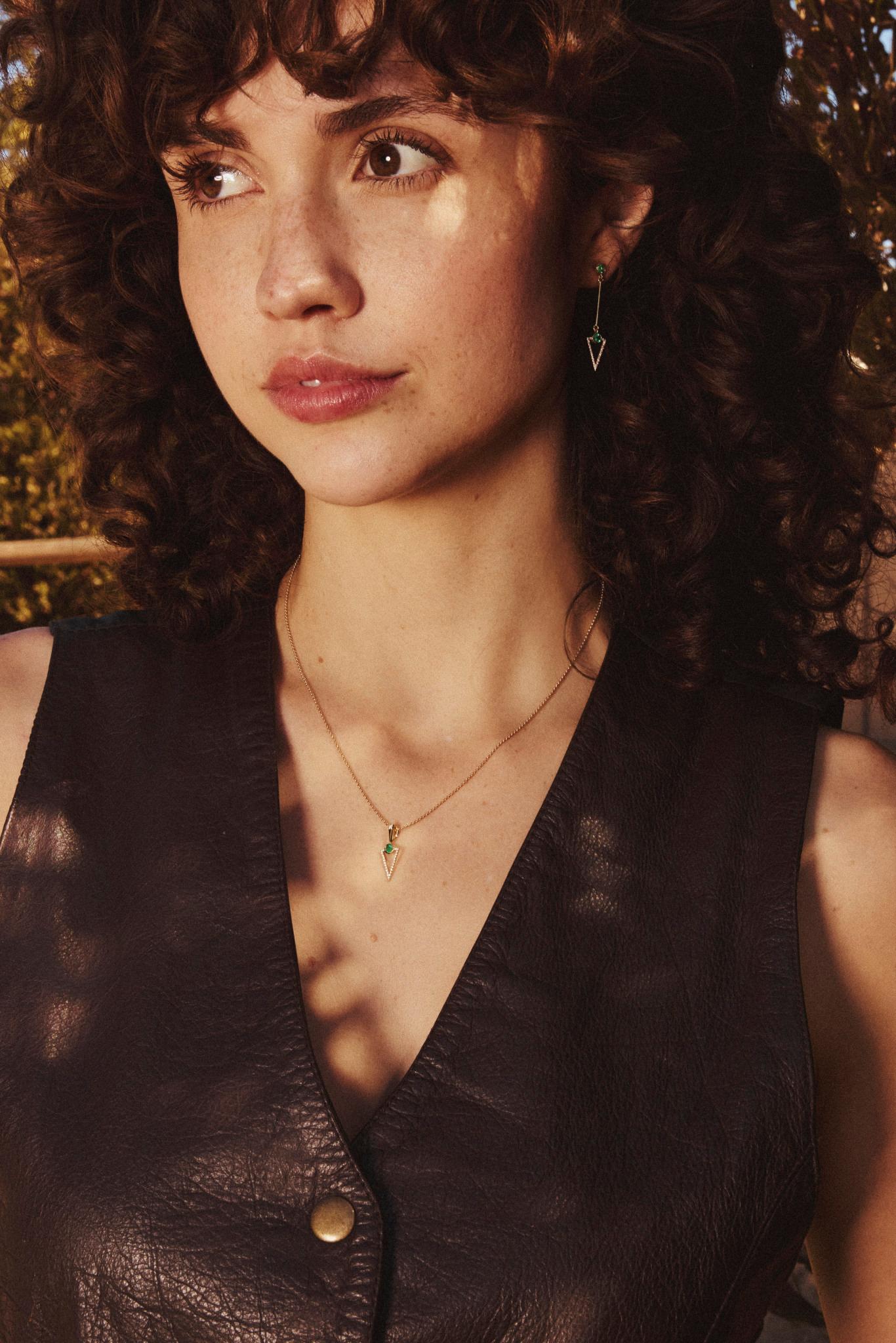 Artigiano Orecchini Arrow con smeraldo e diamanti in vendita