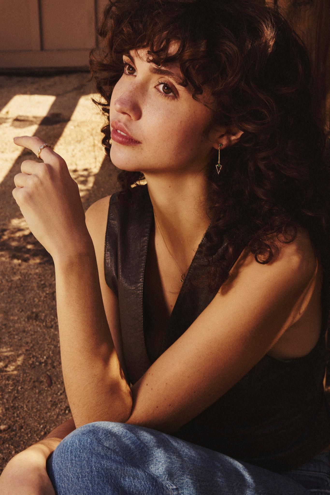 Orecchini Arrow con smeraldo e diamanti In condizioni Nuovo in vendita a Woodland Hills, CA